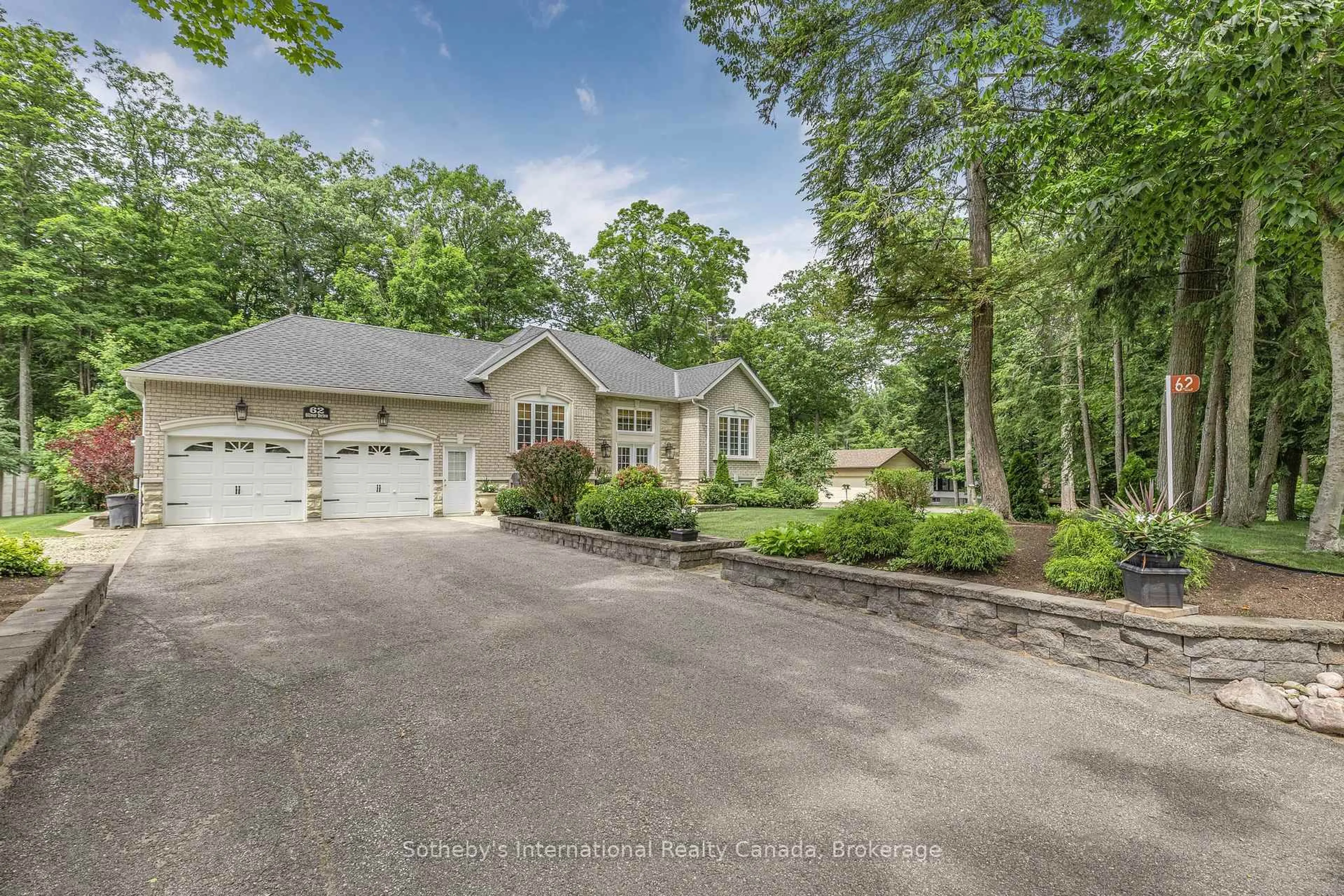 A pic from outside/outdoor area/front of a property/back of a property/a pic from drone, street for 62 Oliver Dr, Tiny Ontario L0L 2J0