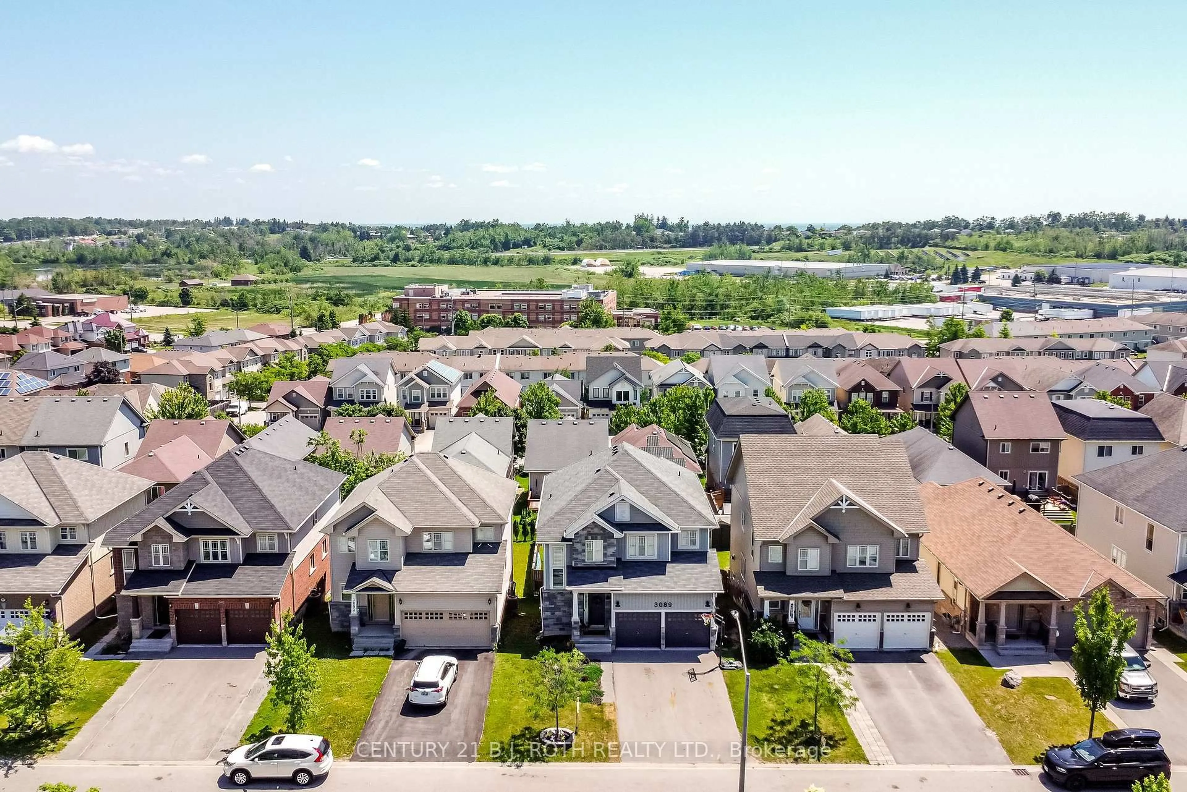 A pic from outside/outdoor area/front of a property/back of a property/a pic from drone, unknown for 3089 Emperor Dr, Orillia Ontario L3V 6H2