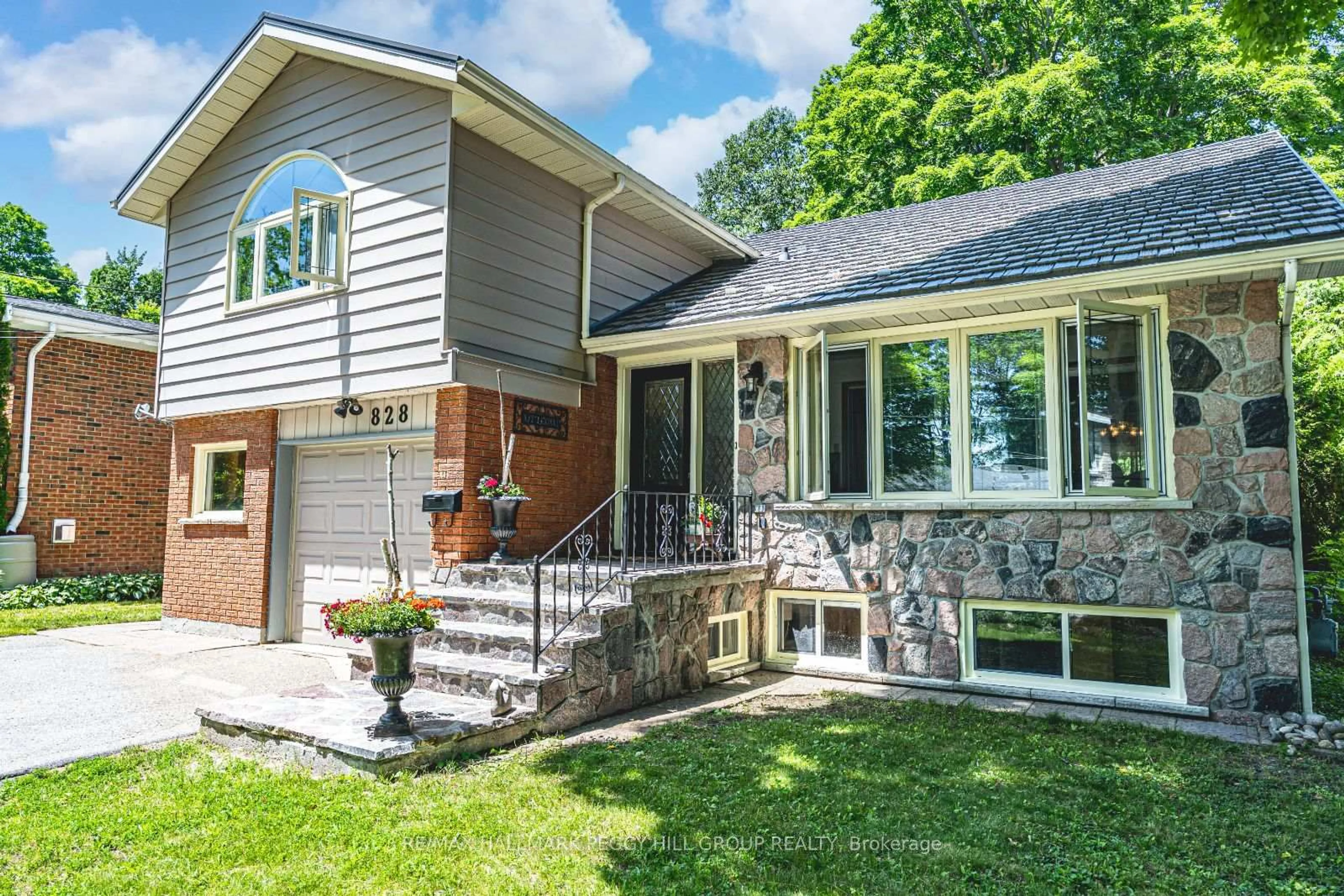 Home with brick exterior material, street for 828 Dominion Ave, Midland Ontario L4R 1S7