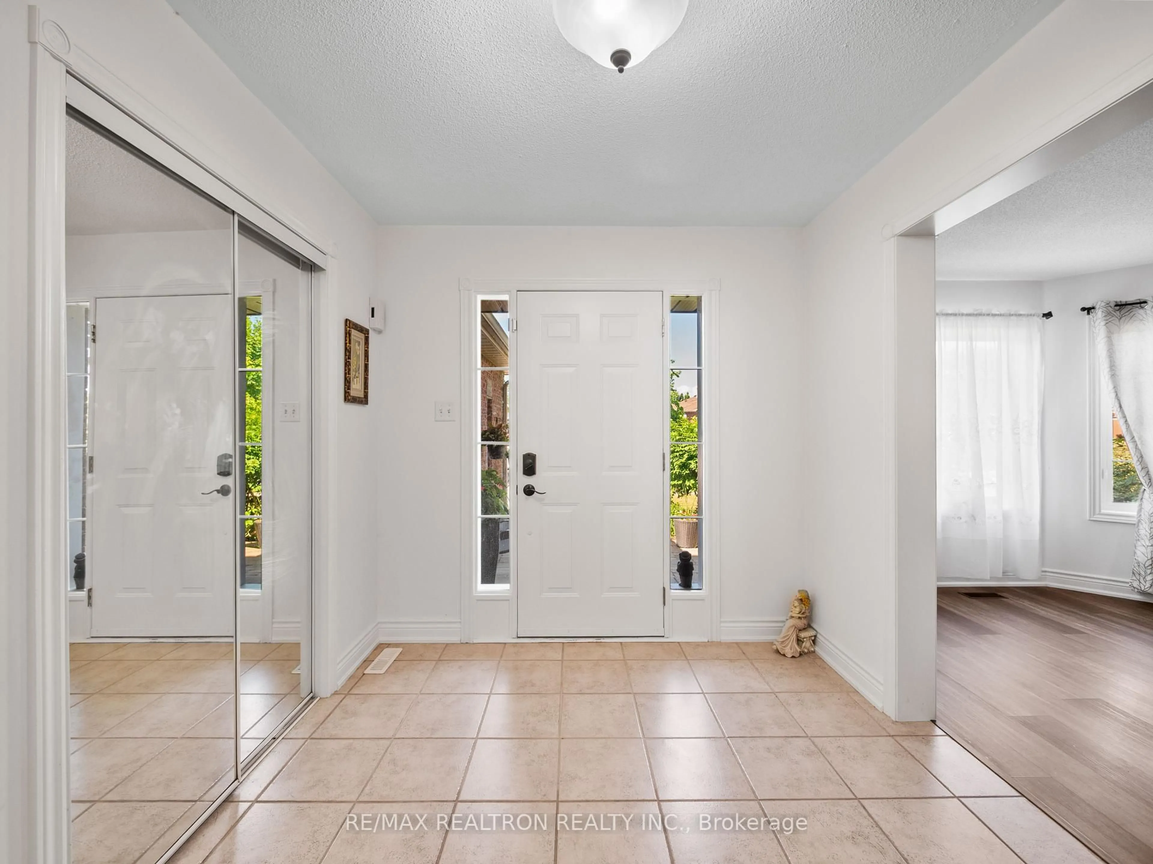 Indoor entryway for 45 White Elm Rd, Barrie Ontario L4N 0E5