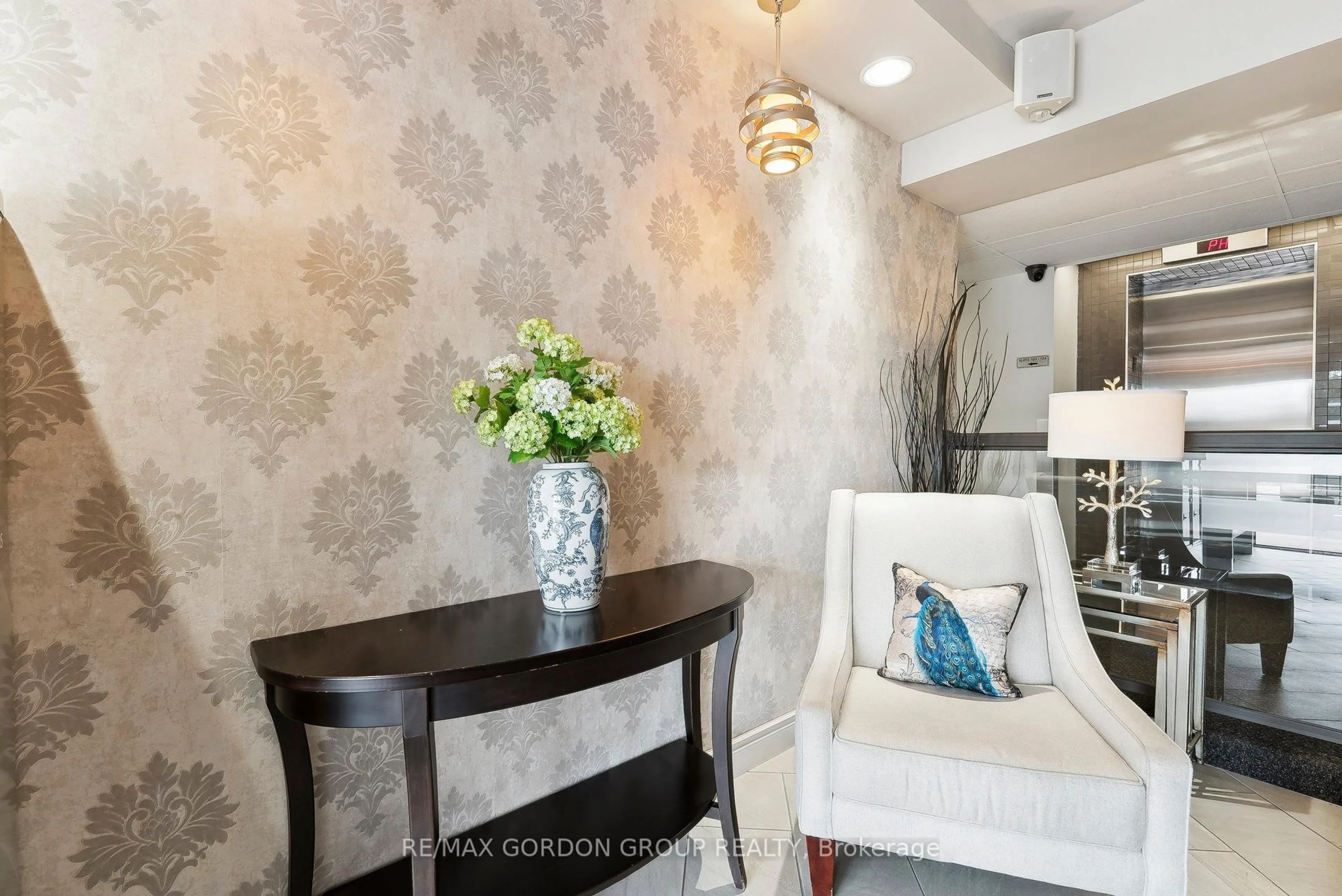 Indoor entryway for 414 Blake St #601, Barrie Ontario L4M 5J7