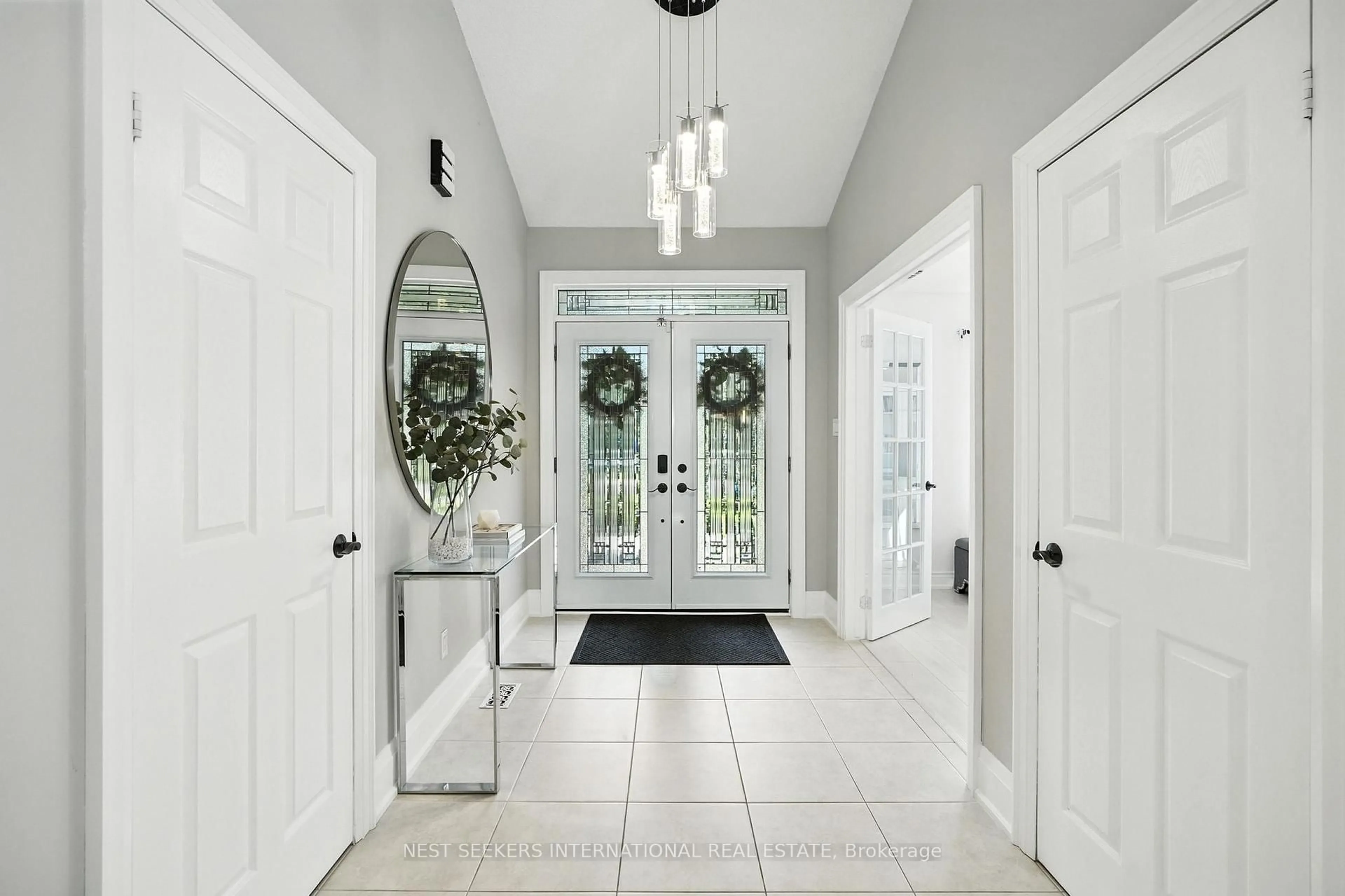 Indoor entryway for 28 Holloway Lane, Springwater Ontario L0L 1X0