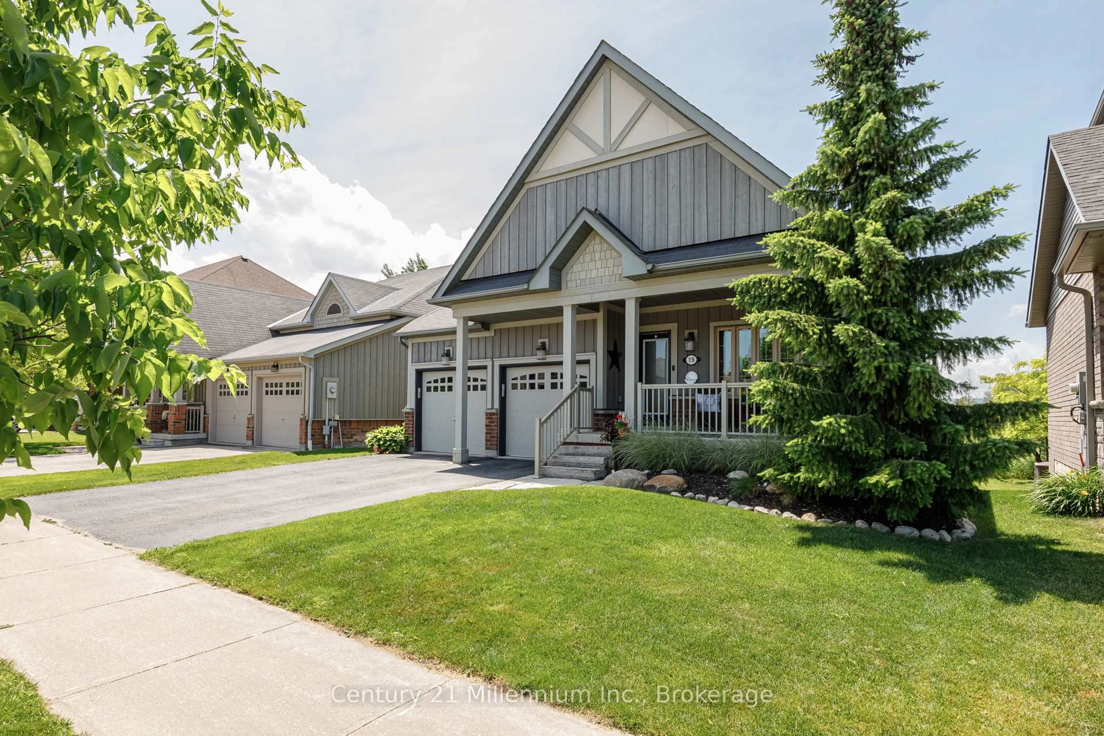 Home with vinyl exterior material, street for 19 Hughes St, Collingwood Ontario L9Y 0W7