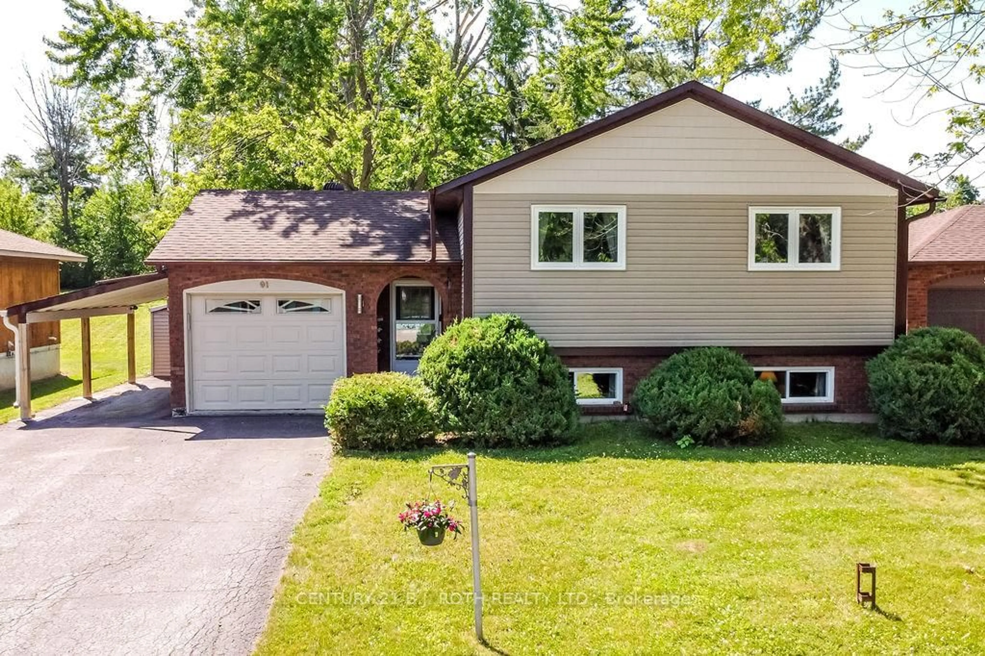 Home with vinyl exterior material, street for 91 LAHAY Ave, Orillia Ontario L3V 7A2
