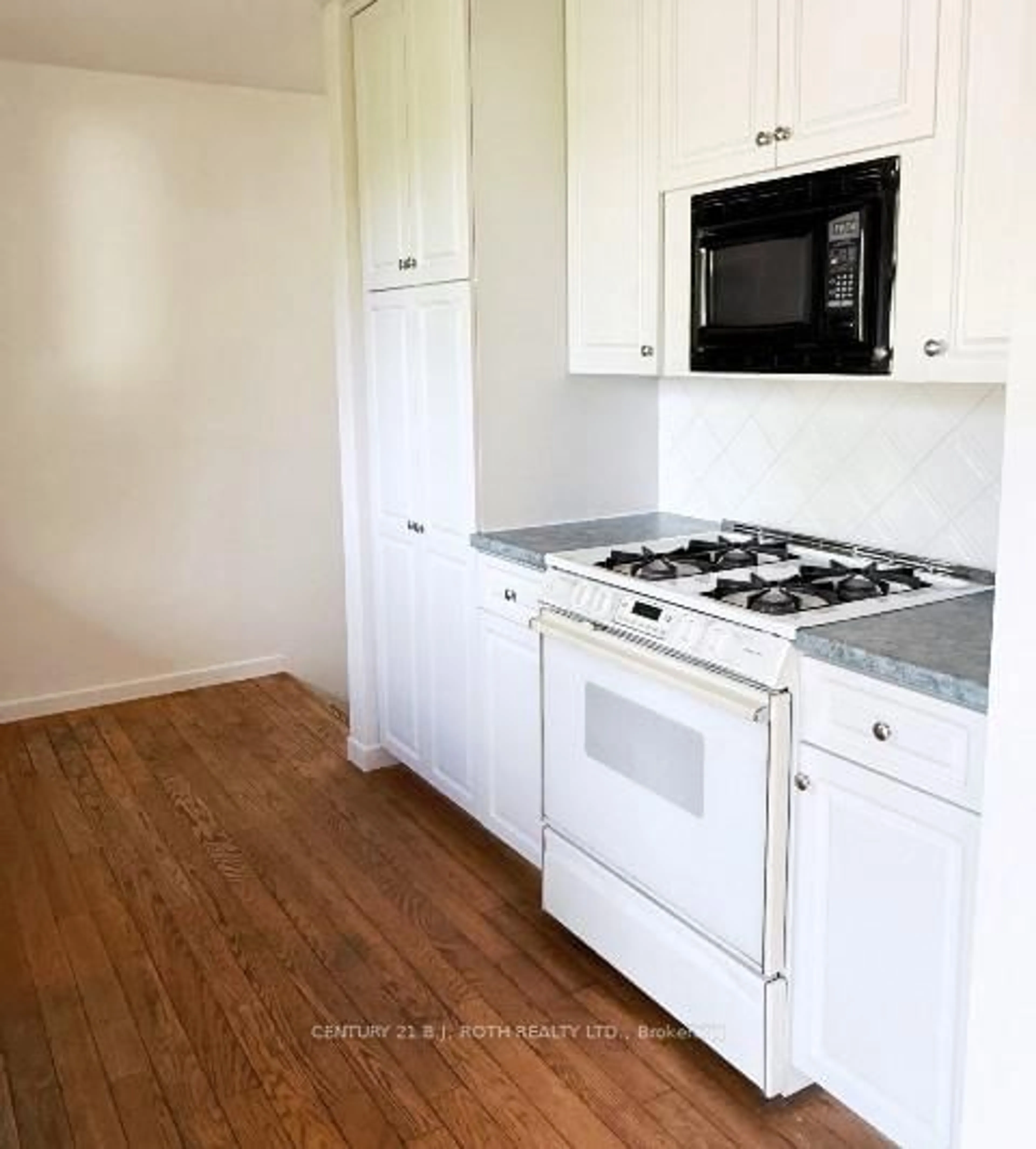 Standard kitchen, wood/laminate floor for 19 Finlay Mill Rd, Springwater Ontario L0L 1X1