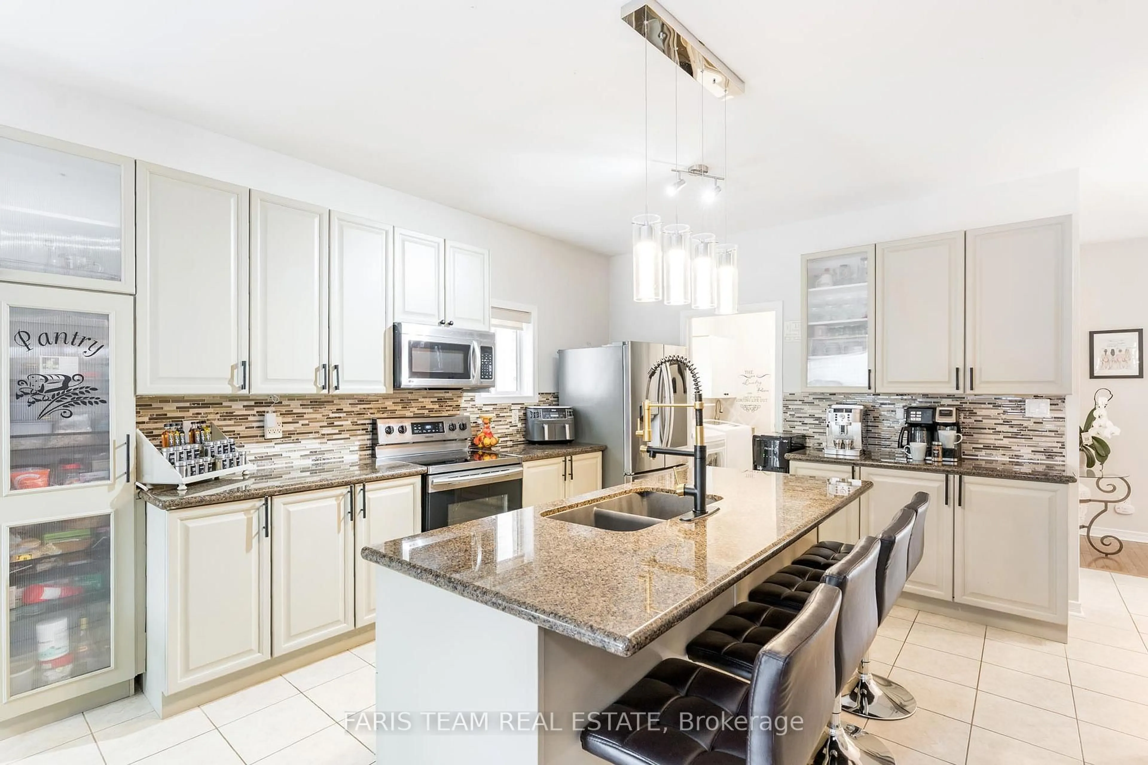 Open concept kitchen, ceramic/tile floor for 10 Westminster Circ, Barrie Ontario L4M 0A3