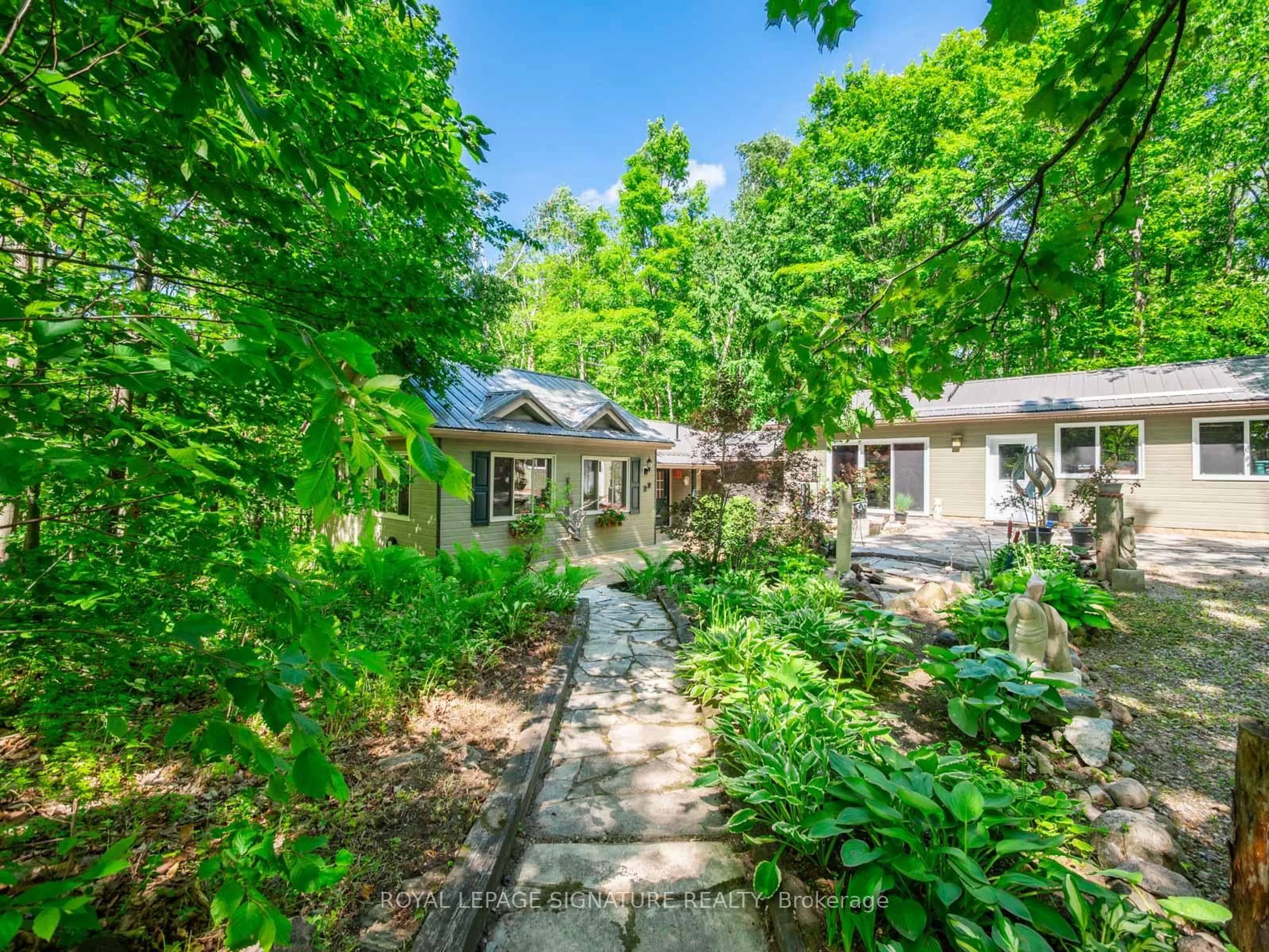 A pic from outside/outdoor area/front of a property/back of a property/a pic from drone, street for 22 Iroquois Rdge, Oro-Medonte Ontario L0K 1E0
