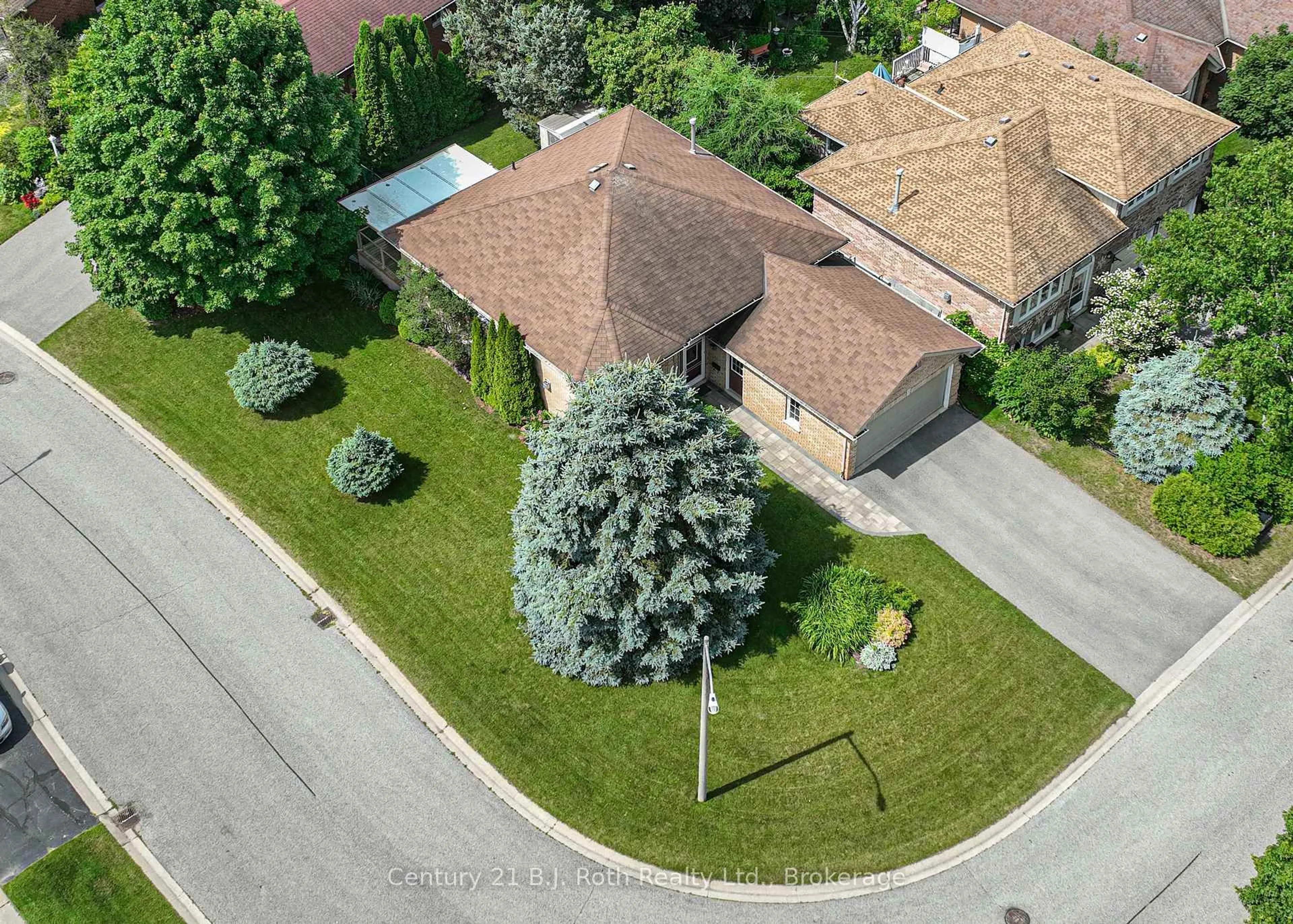 A pic from outside/outdoor area/front of a property/back of a property/a pic from drone, street for 72 Carter Cres, Orillia Ontario L3V 7S1