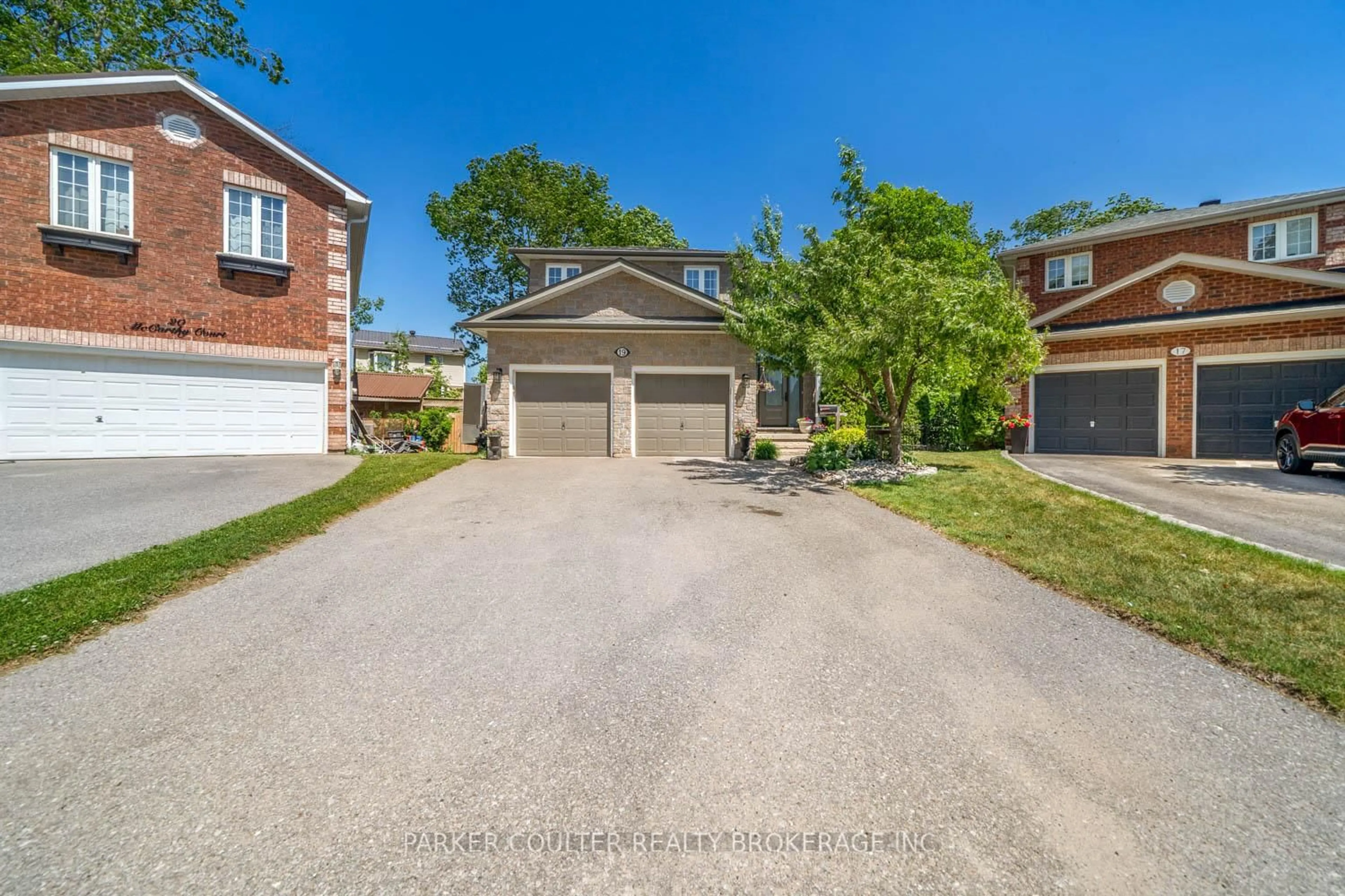 A pic from outside/outdoor area/front of a property/back of a property/a pic from drone, street for 19 Mccarthy Crt, Barrie Ontario L4N 5L5