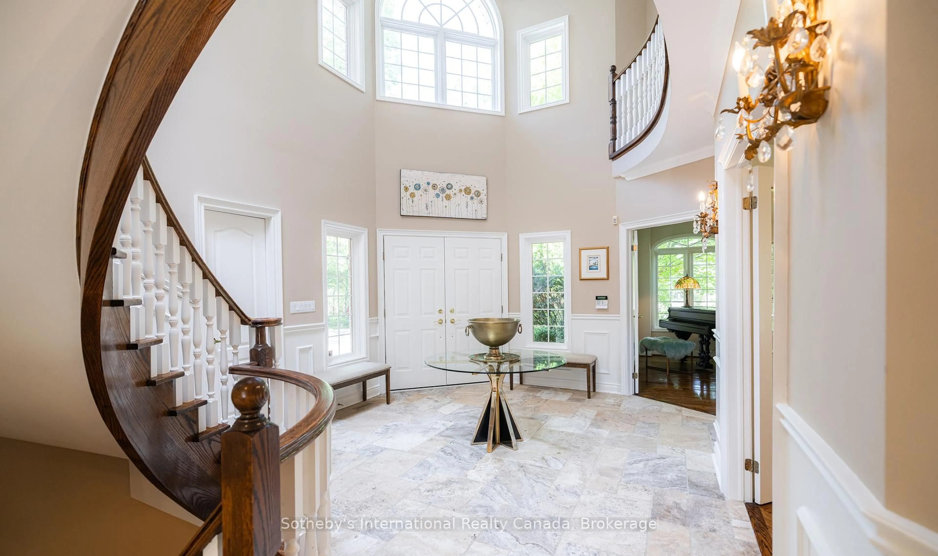 Indoor foyer for 33 Edgecombe Terr, Springwater Ontario L9X 0S2