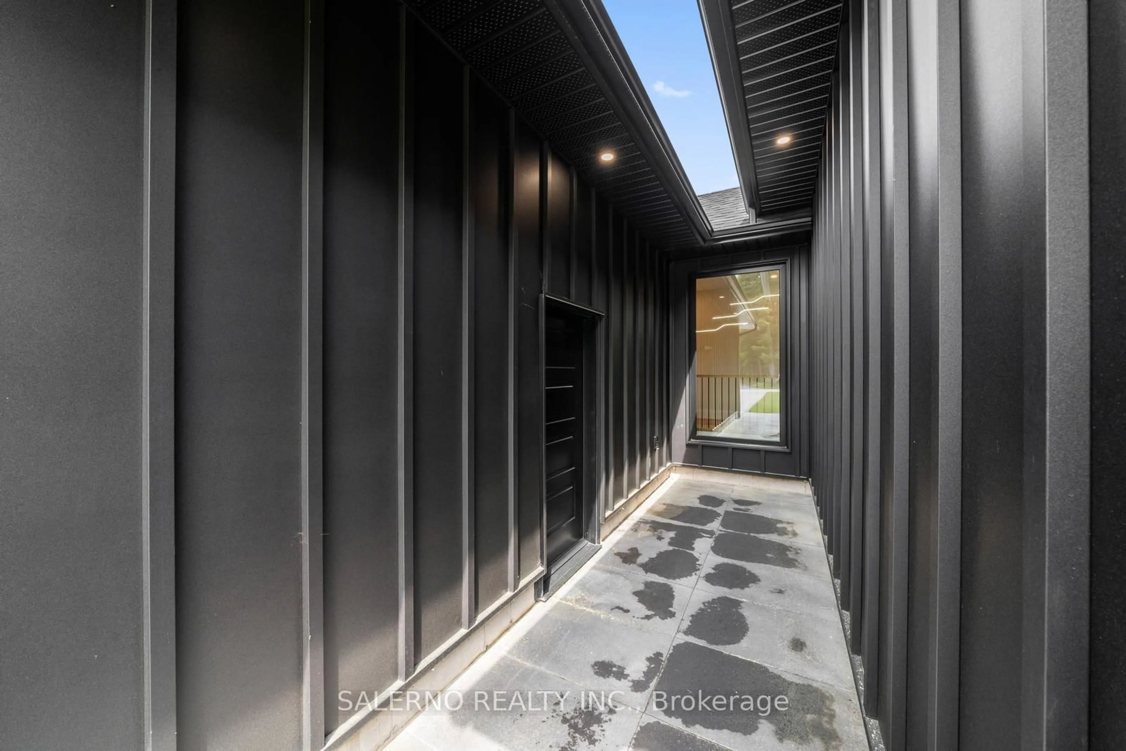 Indoor foyer for 31 Marni Lane, Springwater Ontario L0L 2K0