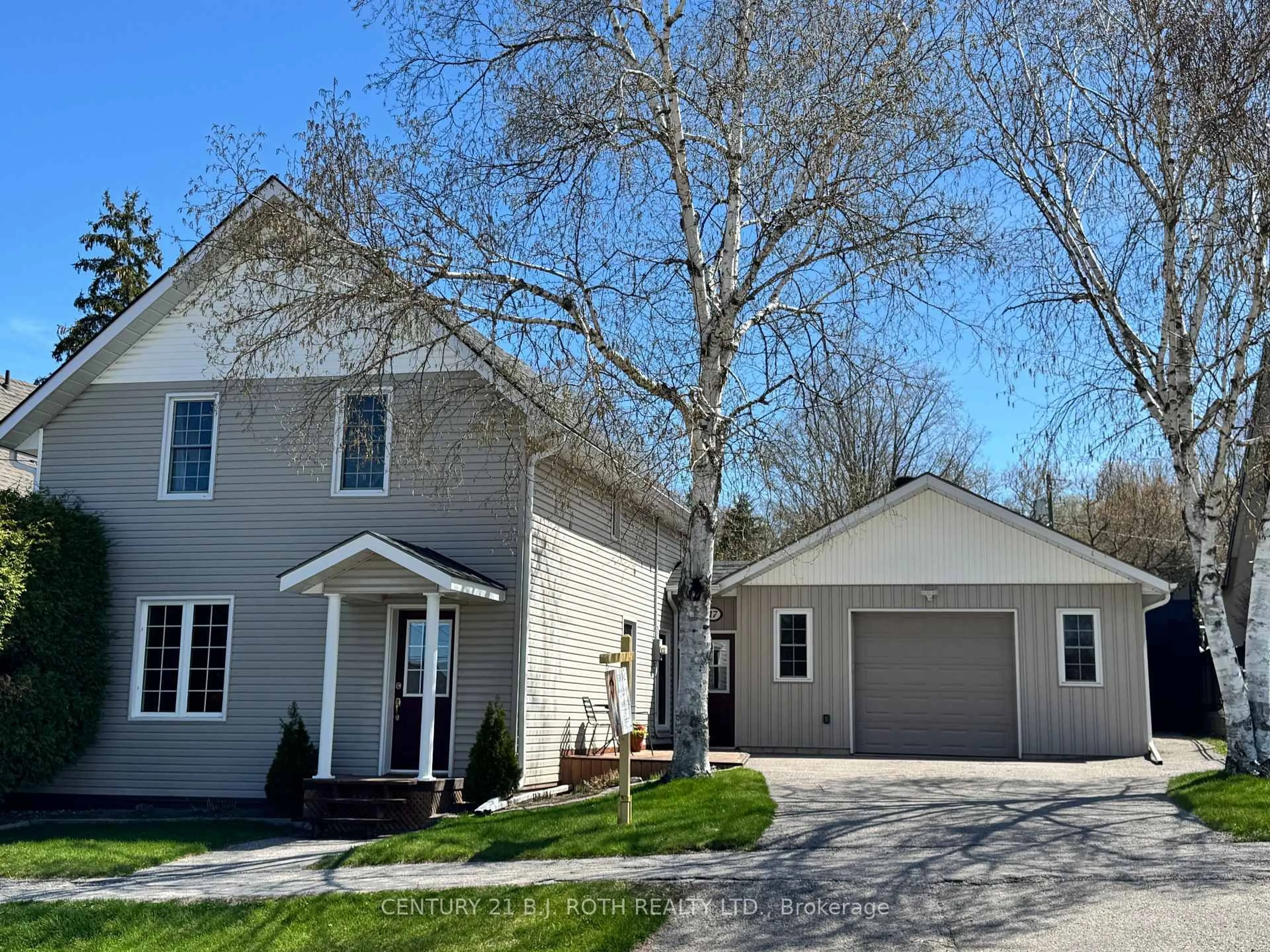 Home with vinyl exterior material, street for 17 Peel St, Penetanguishene Ontario L9M 1A5