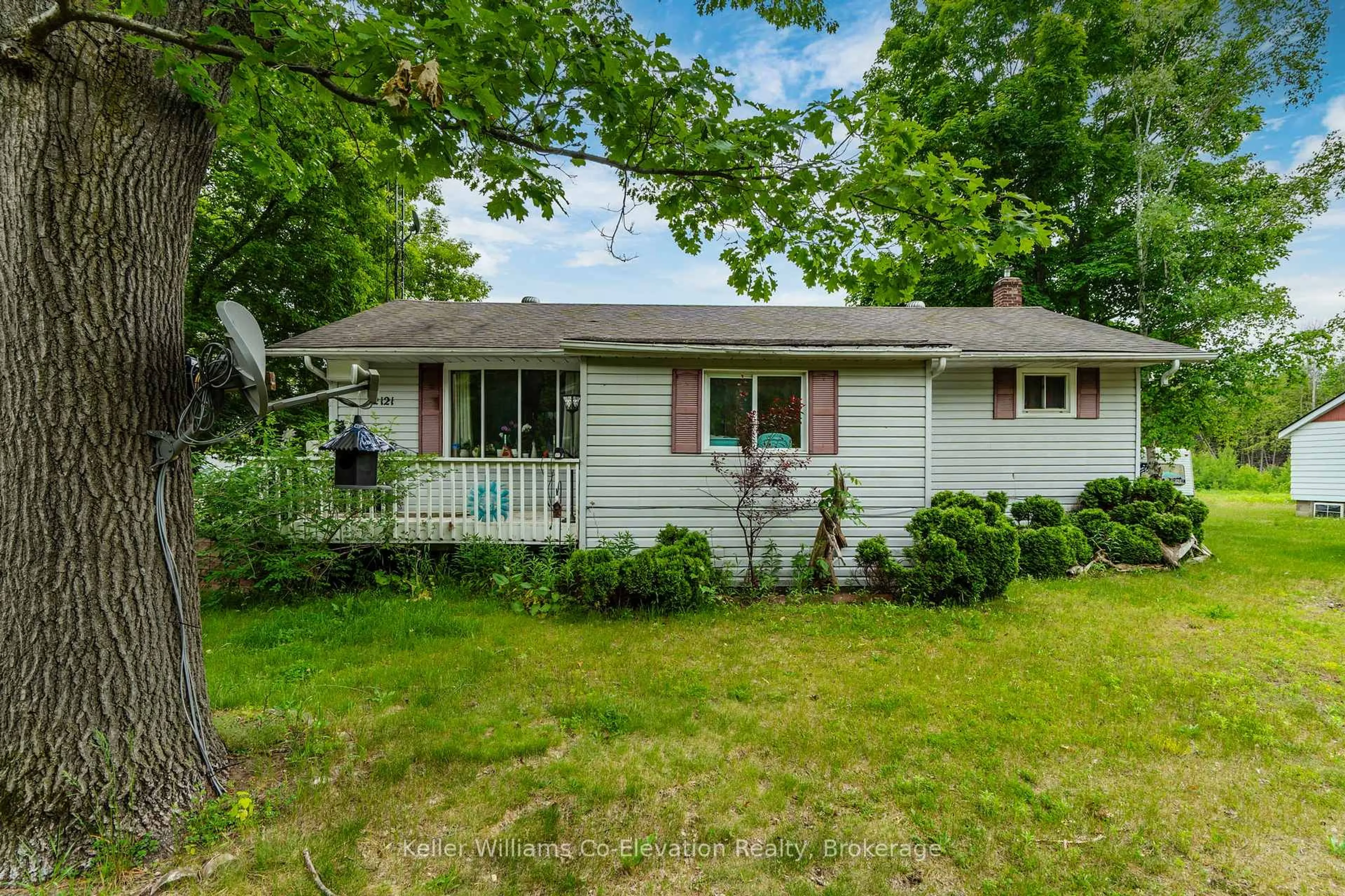 Home with vinyl exterior material, street for 2121 Klondike Park Rd, Wasaga Beach Ontario L9Z 2W9