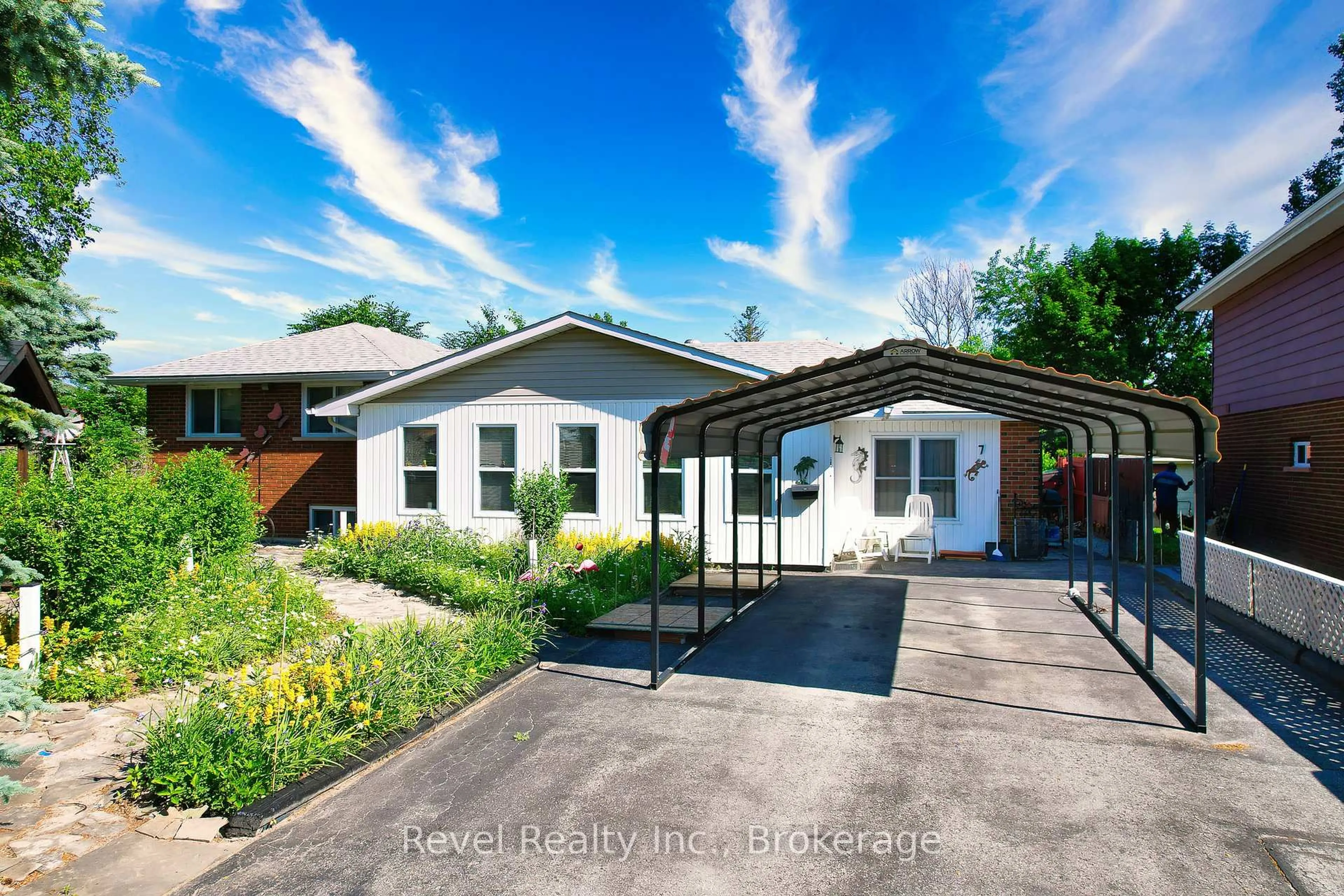 A pic from outside/outdoor area/front of a property/back of a property/a pic from drone, street for 7 Whipps Crt, Collingwood Ontario L9Y 4B7