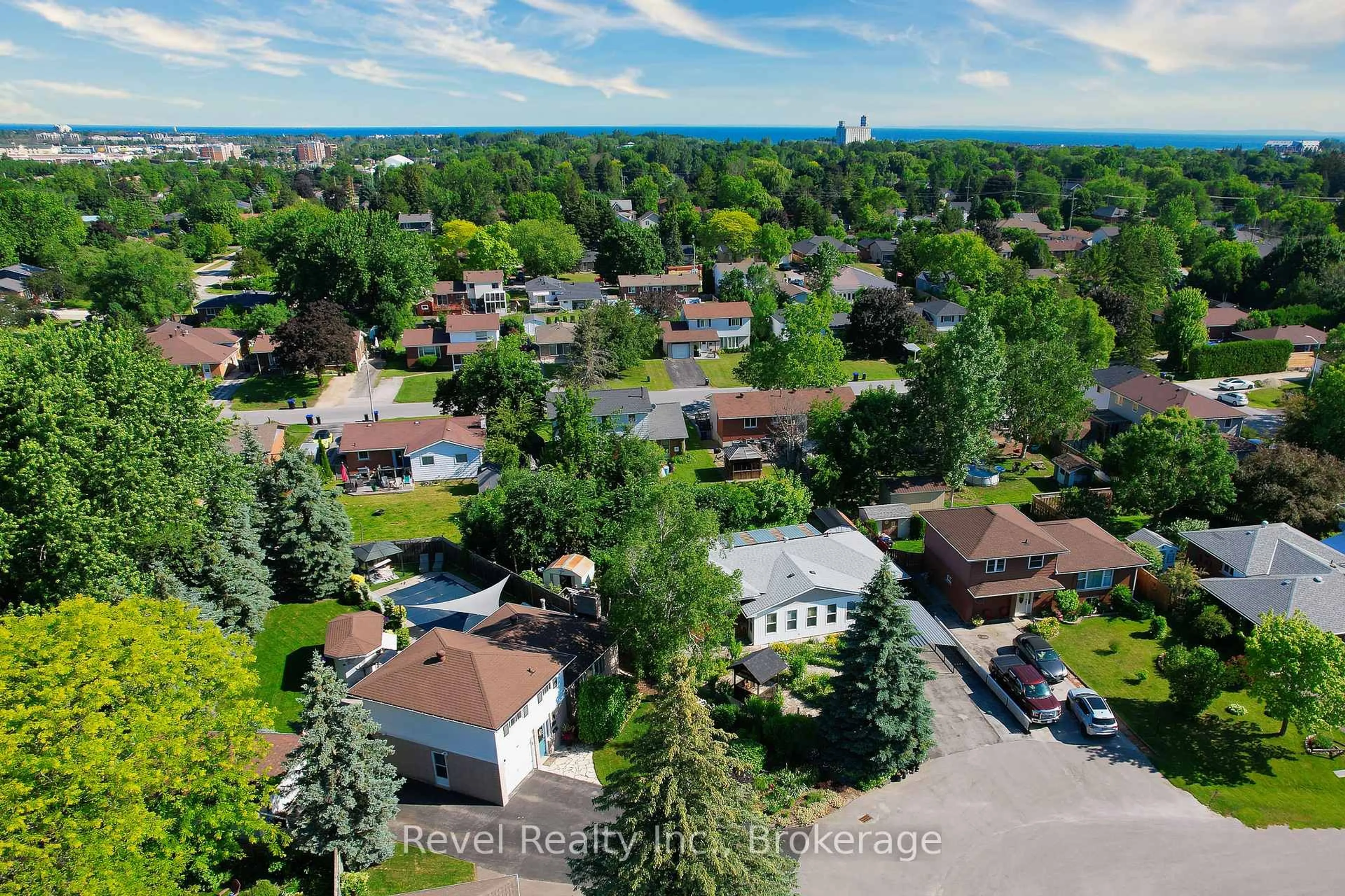 A pic from outside/outdoor area/front of a property/back of a property/a pic from drone, street for 7 Whipps Crt, Collingwood Ontario L9Y 4B7