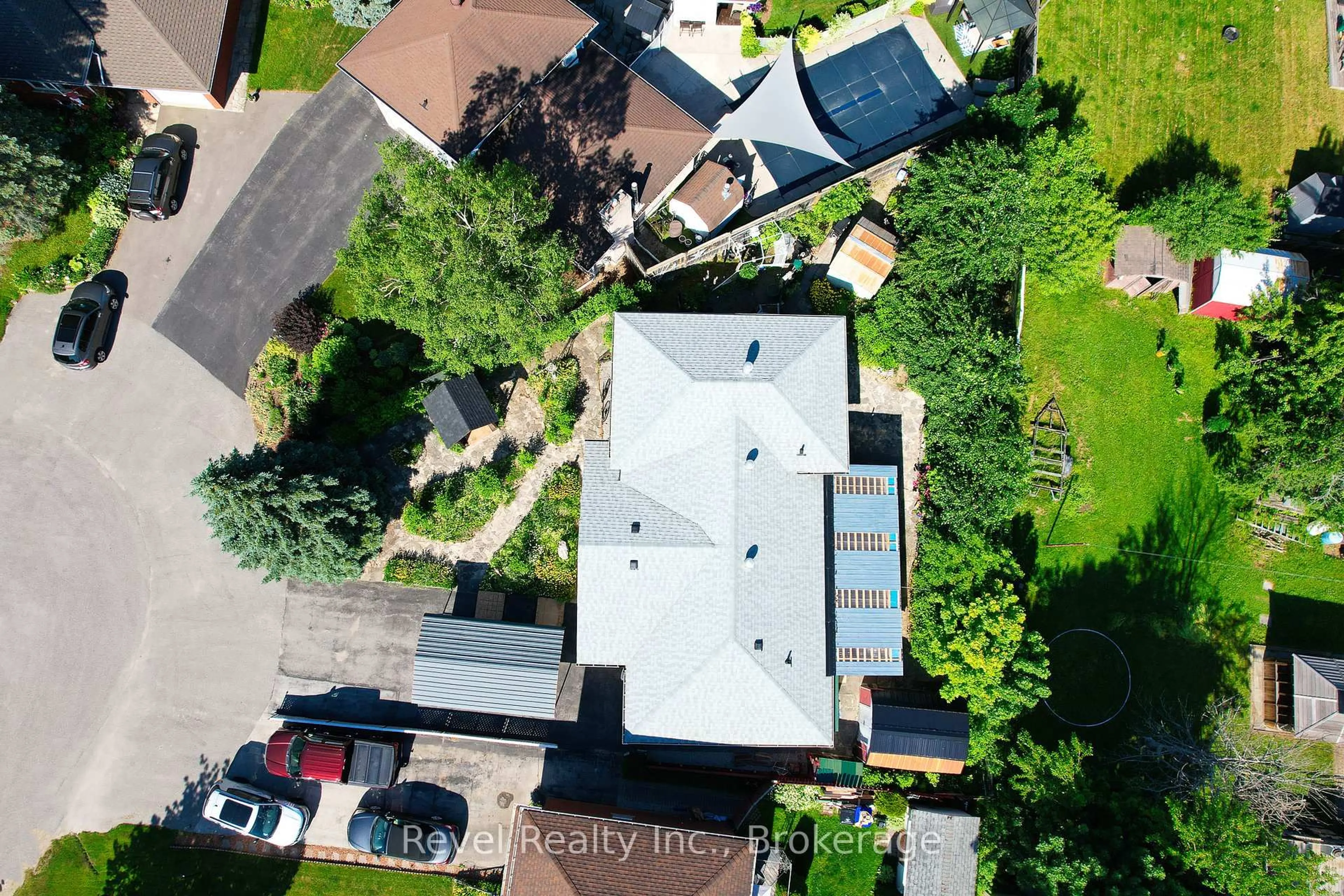 A pic from outside/outdoor area/front of a property/back of a property/a pic from drone, unknown for 7 Whipps Crt, Collingwood Ontario L9Y 4B7