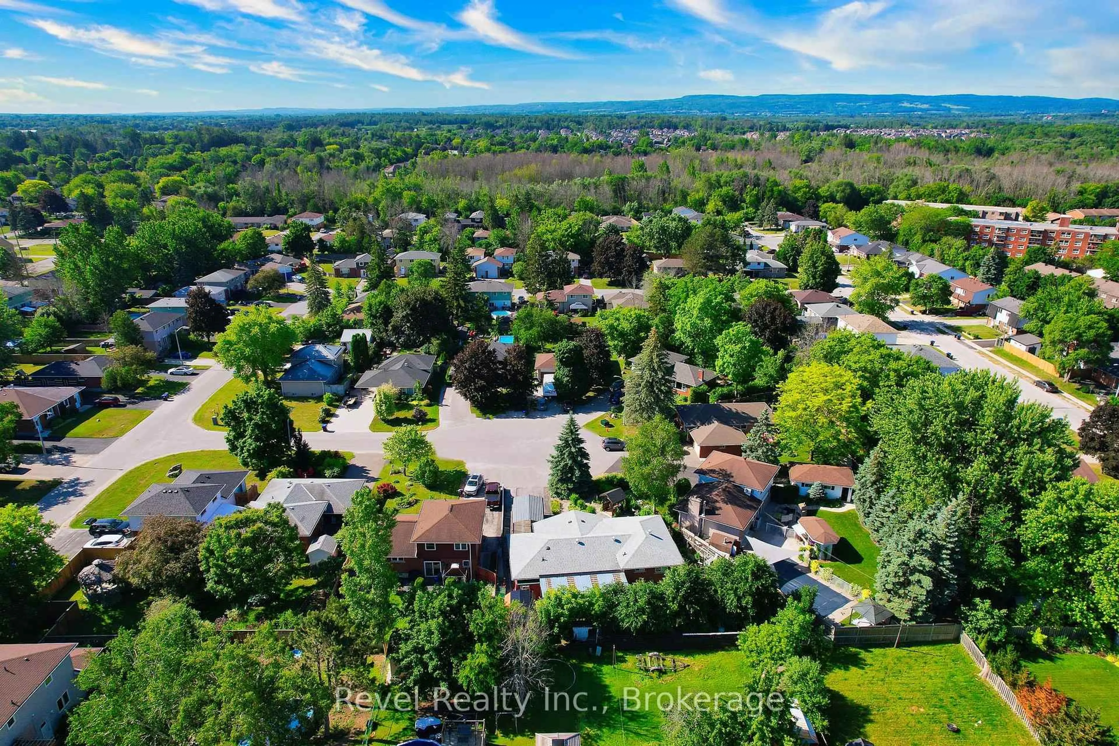 A pic from outside/outdoor area/front of a property/back of a property/a pic from drone, street for 7 Whipps Crt, Collingwood Ontario L9Y 4B7