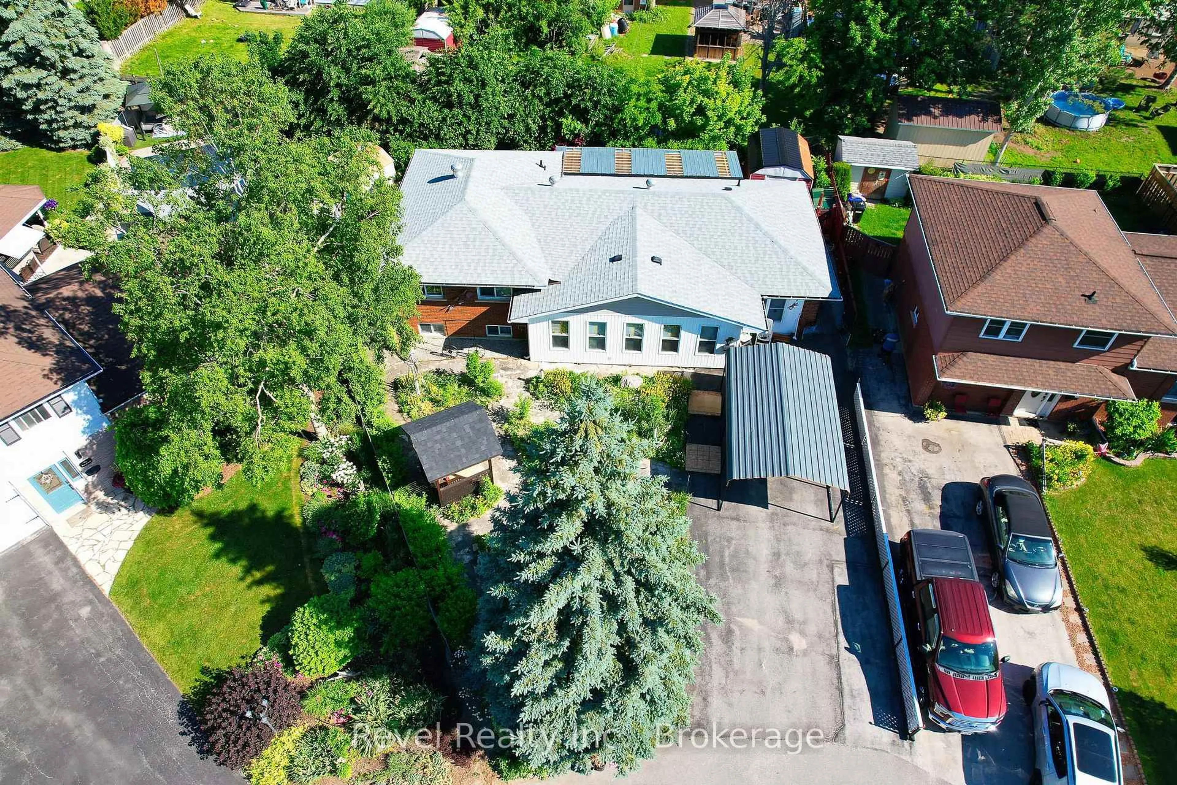 A pic from outside/outdoor area/front of a property/back of a property/a pic from drone, street for 7 Whipps Crt, Collingwood Ontario L9Y 4B7