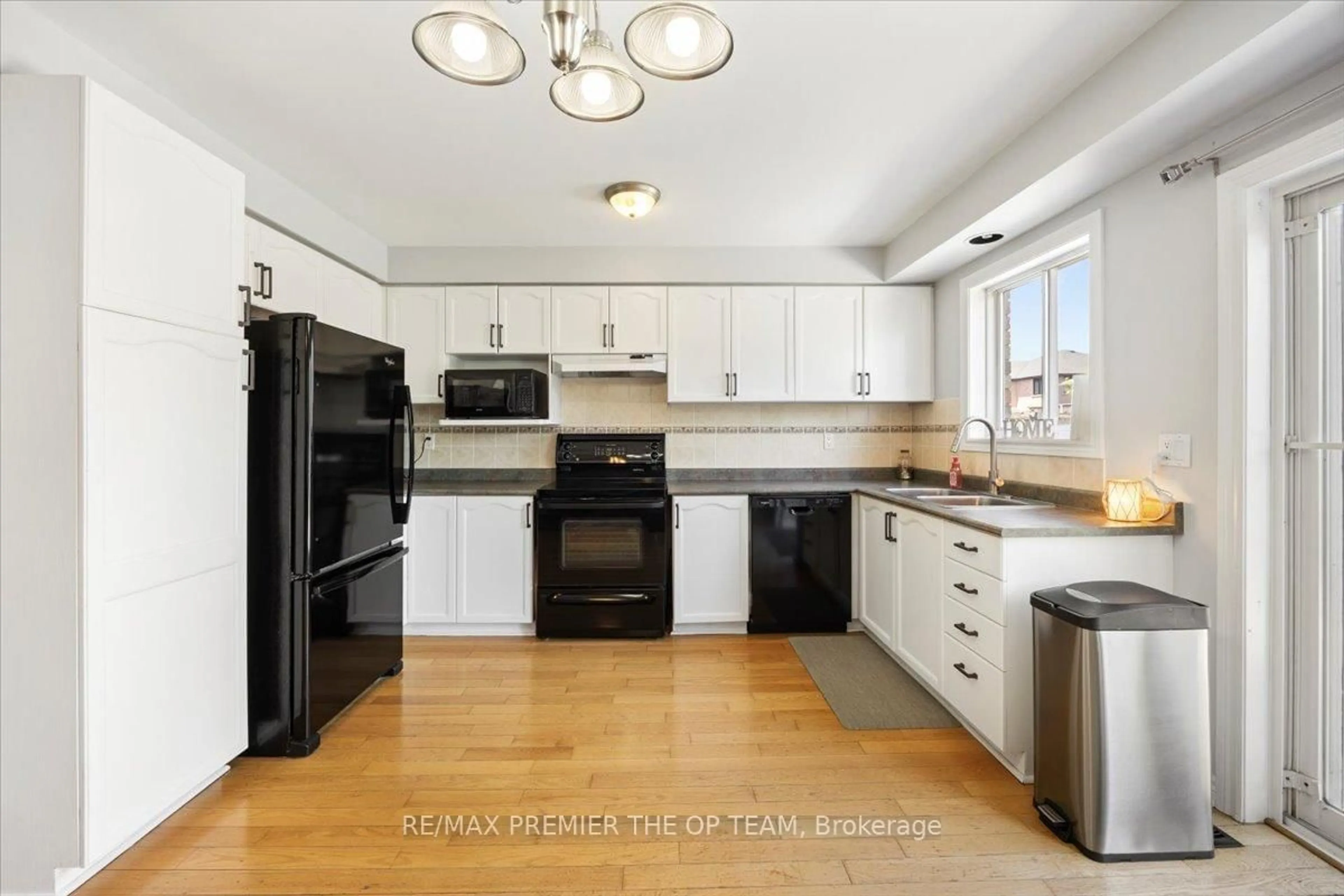 Open concept kitchen, unknown for 45 Sherwood Crt, Barrie Ontario L4N 9V1