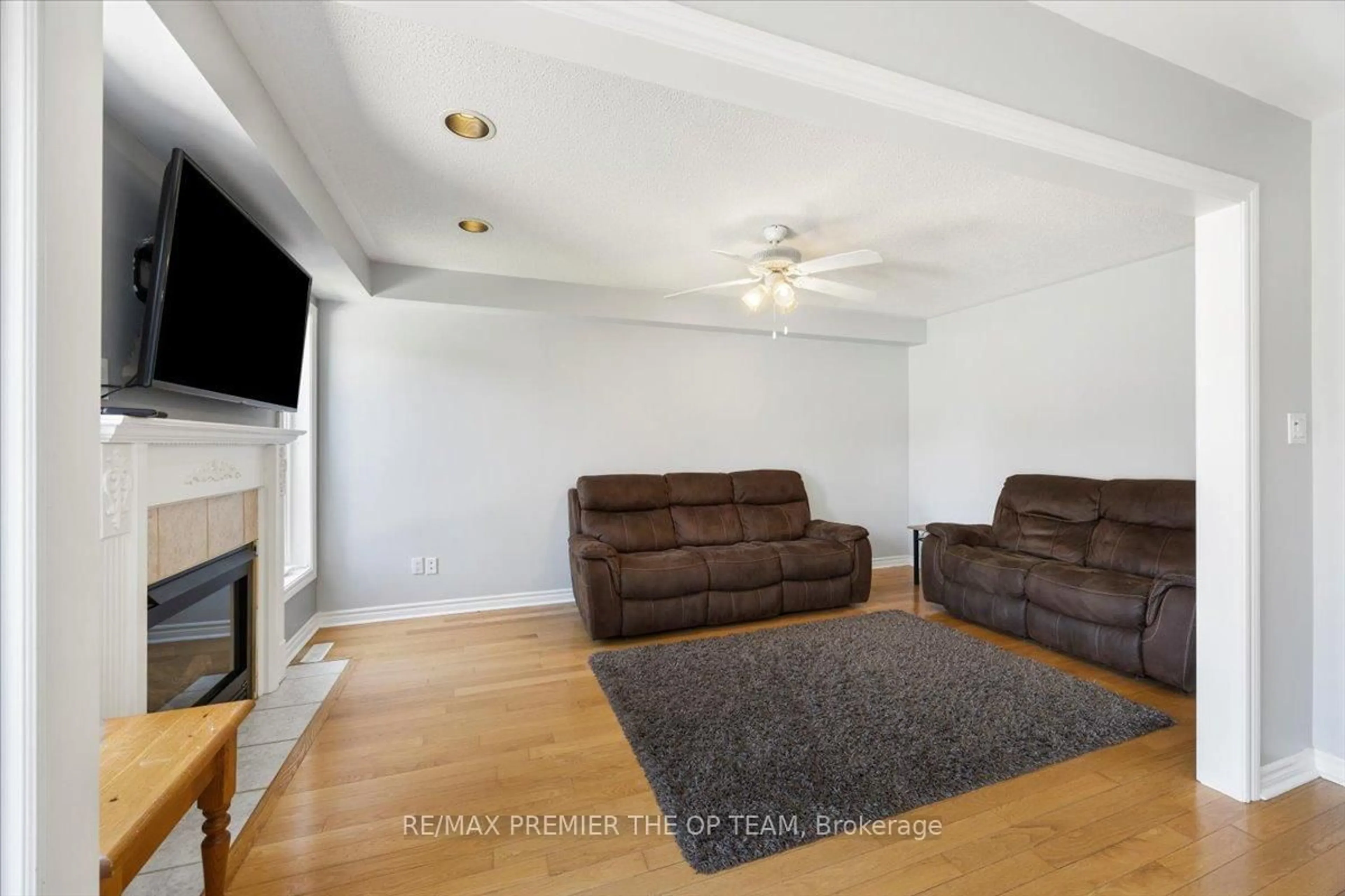 Living room with furniture, unknown for 45 Sherwood Crt, Barrie Ontario L4N 9V1