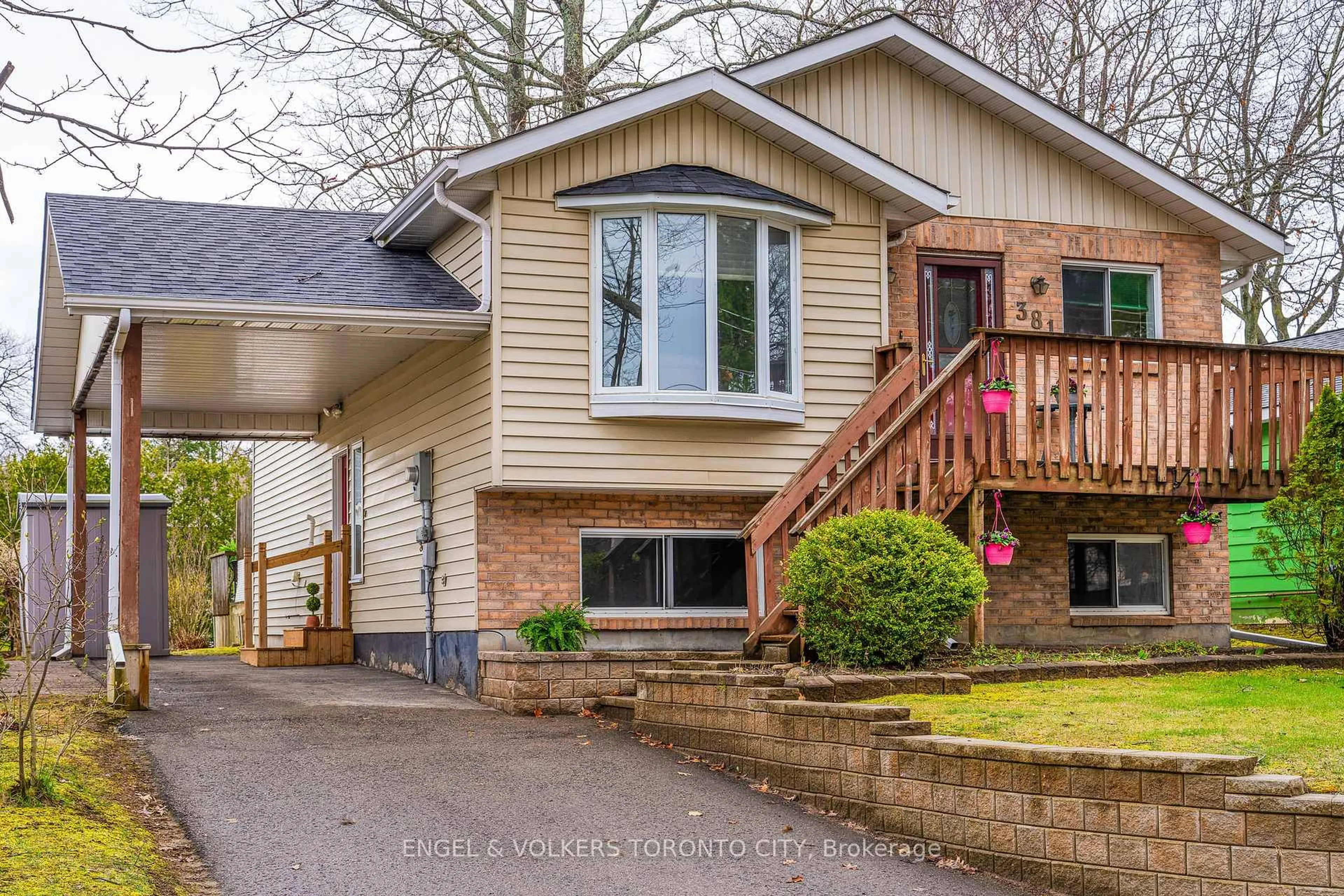 Home with vinyl exterior material, street for 381 Zoo Park Rd, Wasaga Beach Ontario L9Z 1S7