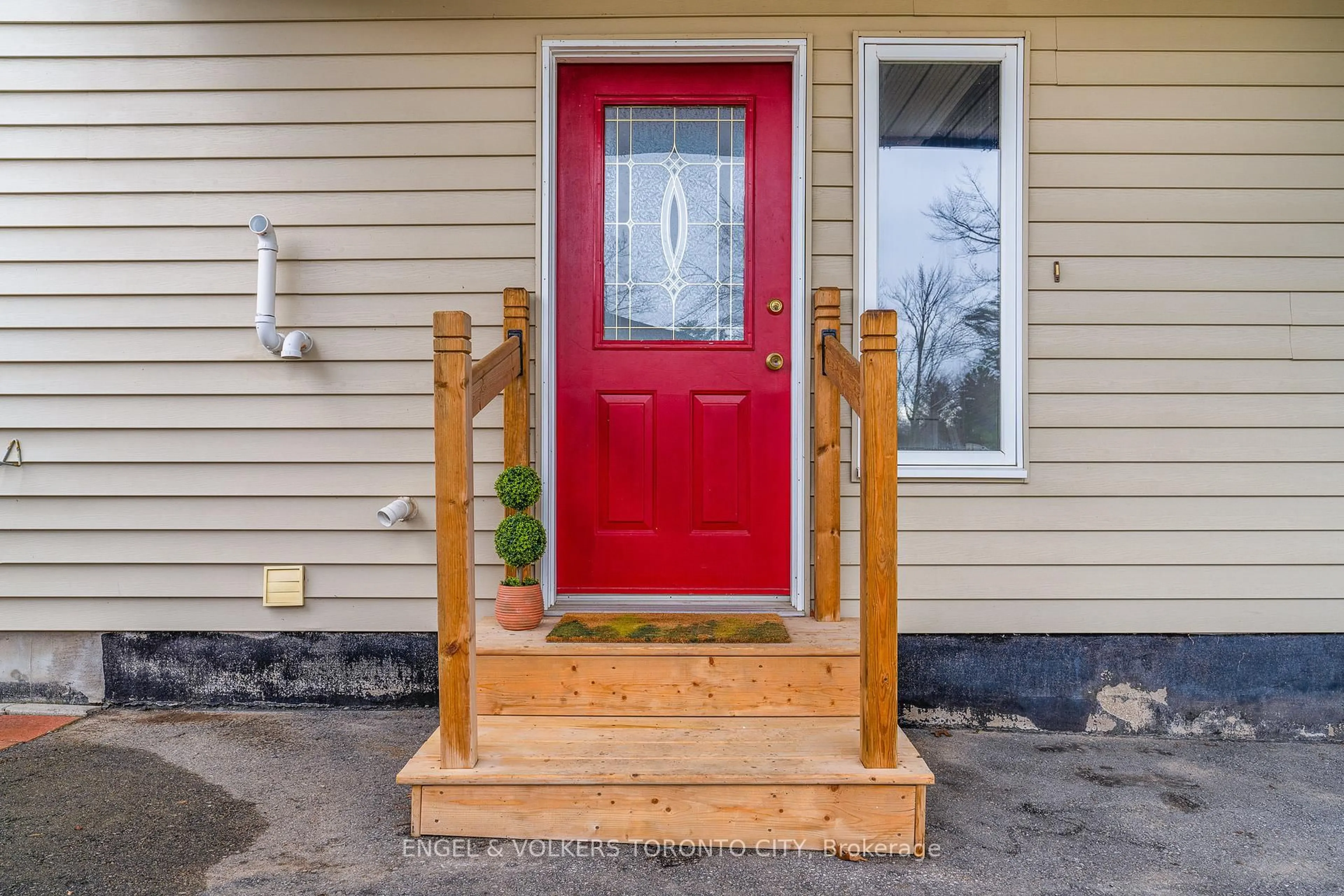 Indoor entryway for 381 Zoo Park Rd, Wasaga Beach Ontario L9Z 1S7