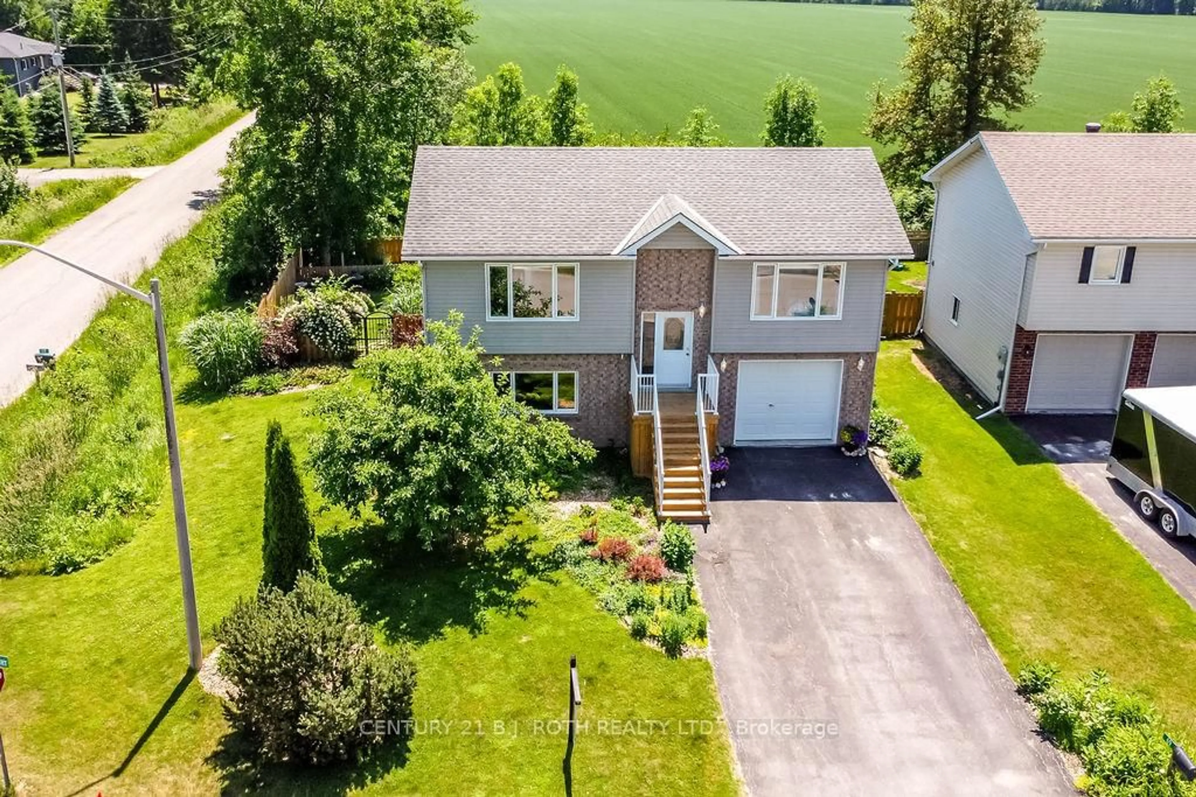 A pic from outside/outdoor area/front of a property/back of a property/a pic from drone, street for 69 Donlands Crt, Severn Ontario L0K 1E0