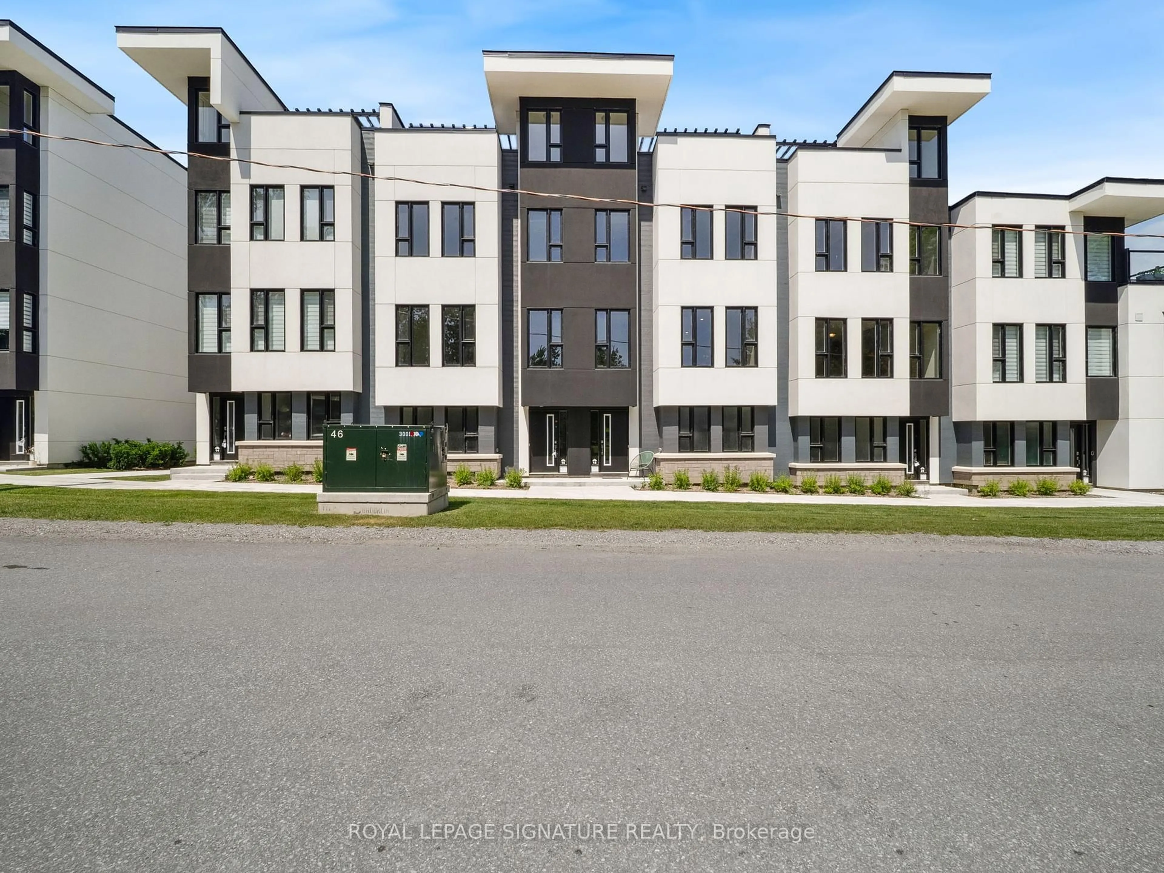 A pic from outside/outdoor area/front of a property/back of a property/a pic from drone, building for 18 Bru-Lor Lane, Orillia Ontario L3V 8P4