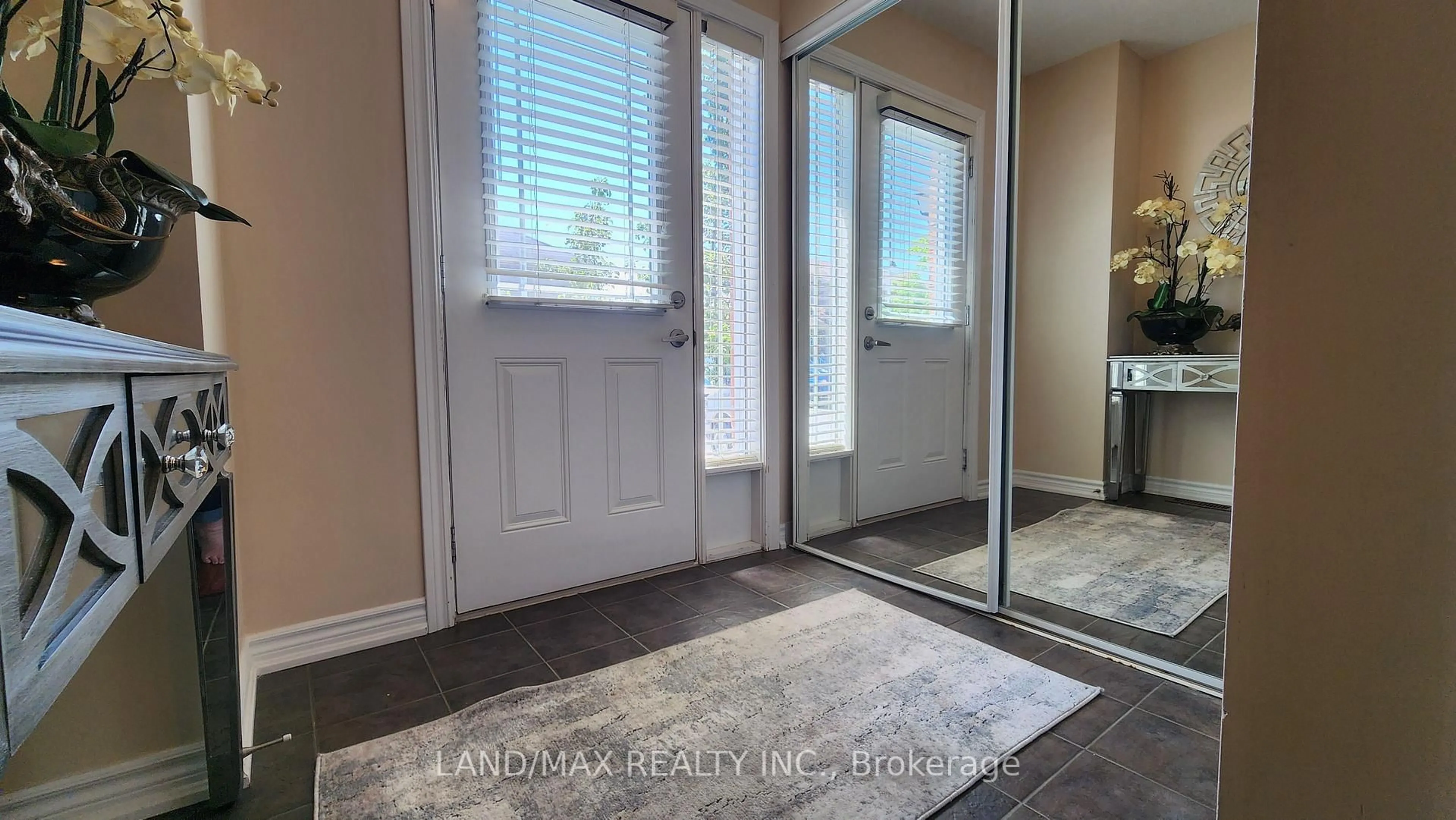 Indoor entryway for 227 Harvie Rd #43, Barrie Ontario L4N 9P8