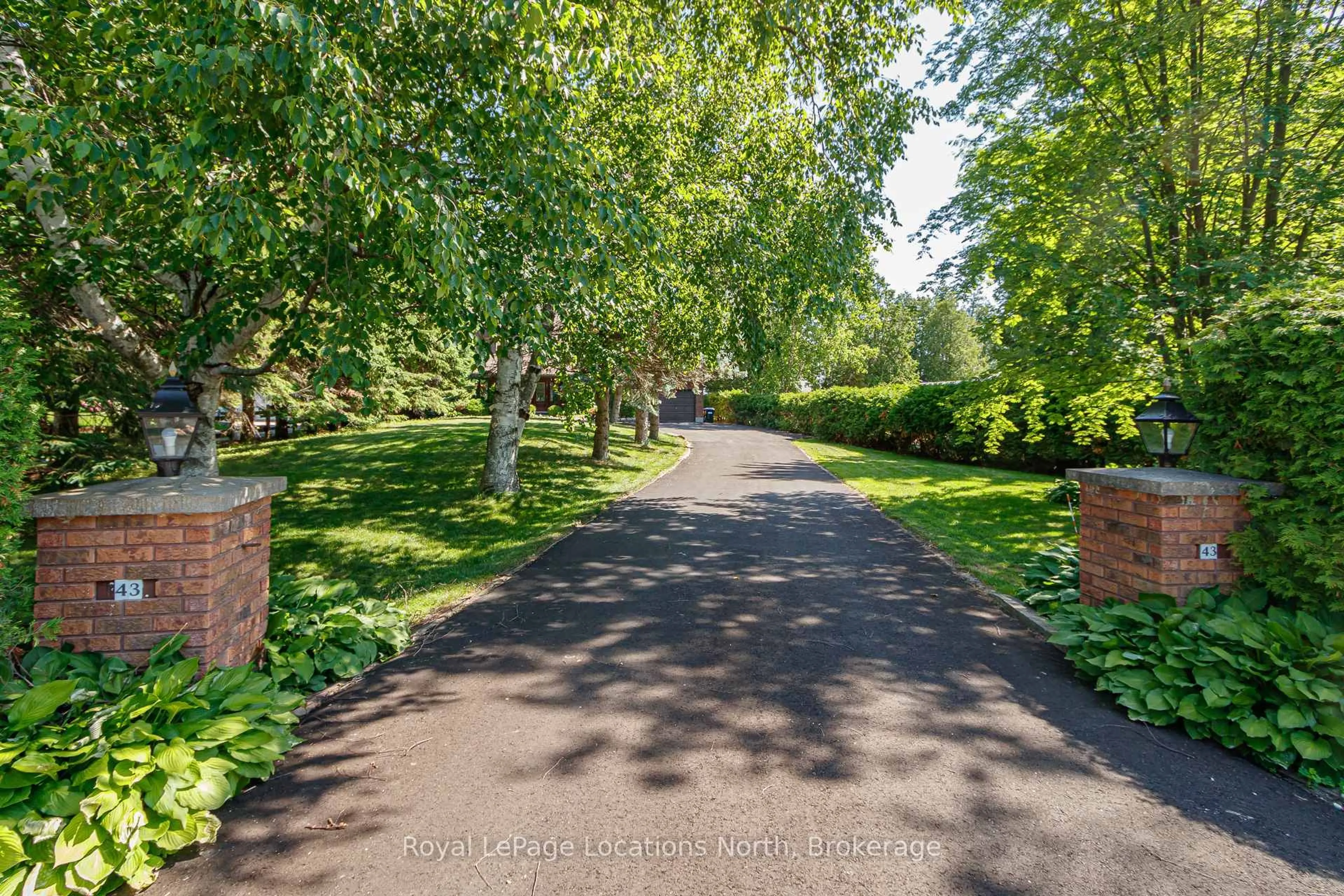 A pic from outside/outdoor area/front of a property/back of a property/a pic from drone, street for 43 Georgian Manor Dr, Collingwood Ontario L9Y 5P3