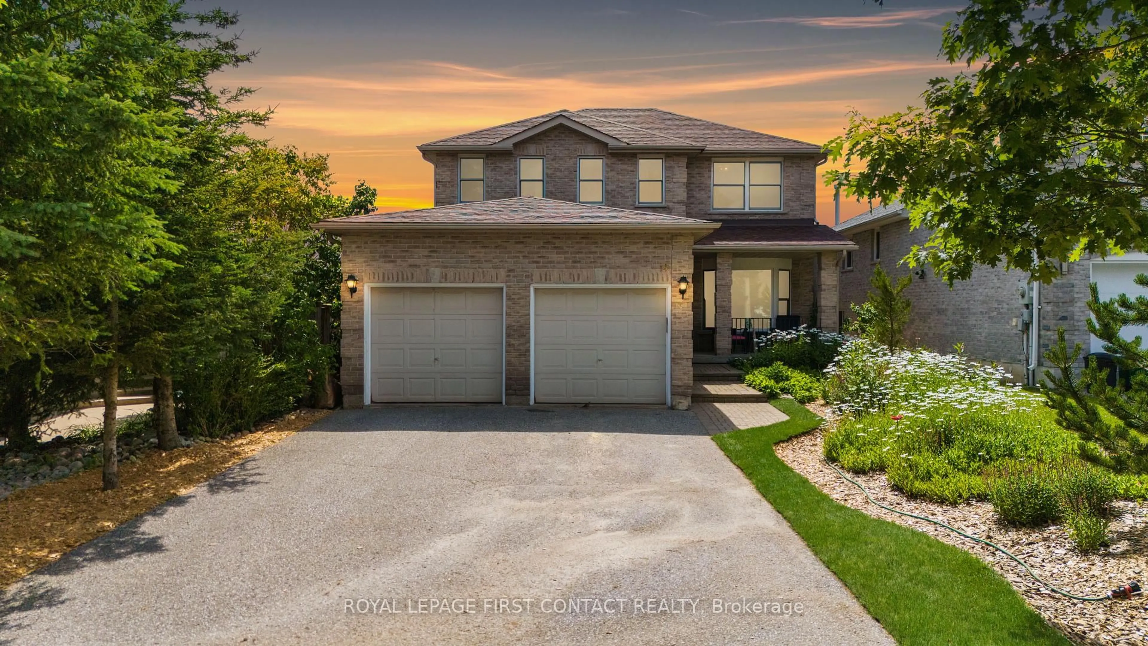 Home with vinyl exterior material, street for 14 Meyer Ave, Barrie Ontario L4M 6Y1