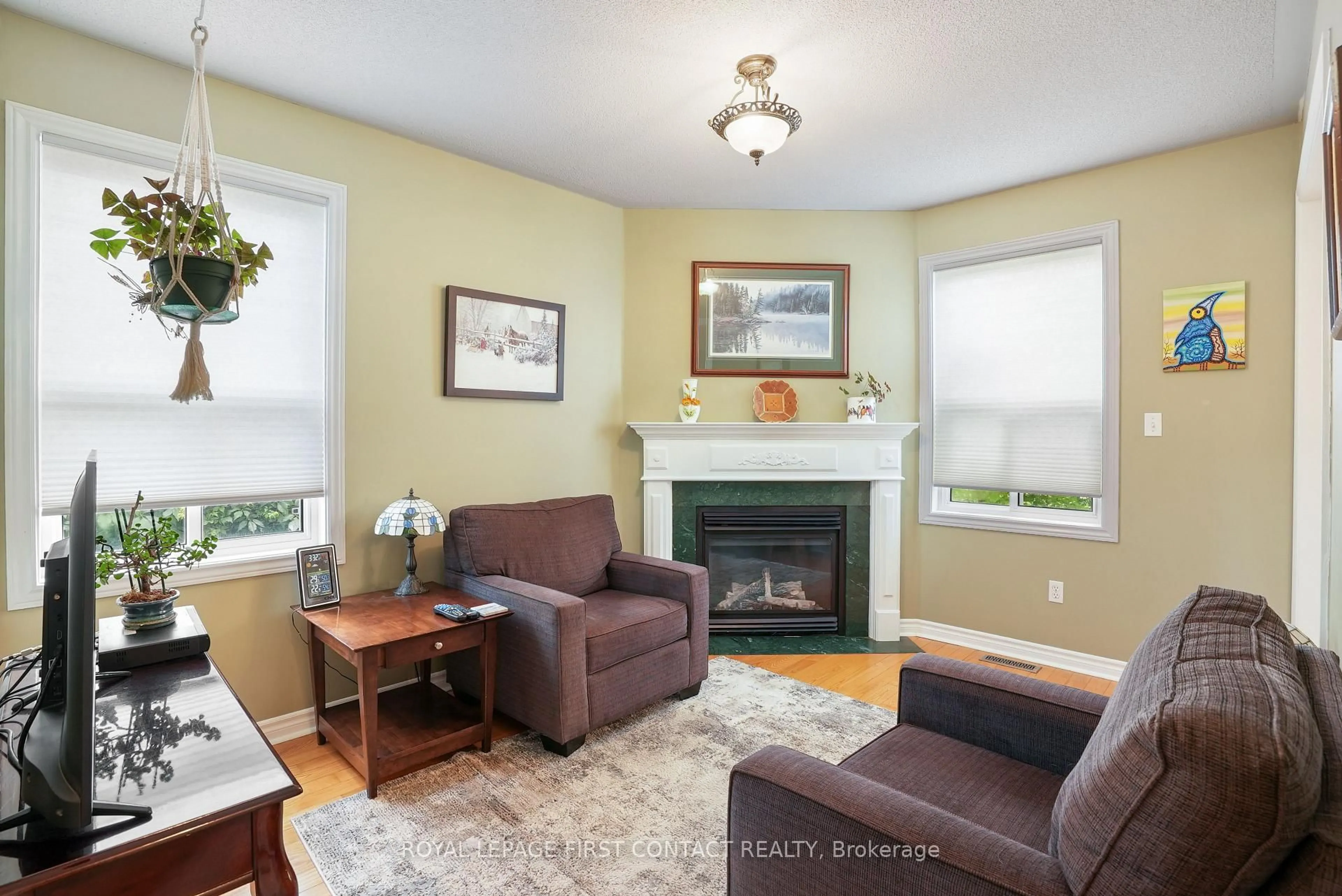 Living room with furniture, wood/laminate floor for 14 Meyer Ave, Barrie Ontario L4M 6Y1