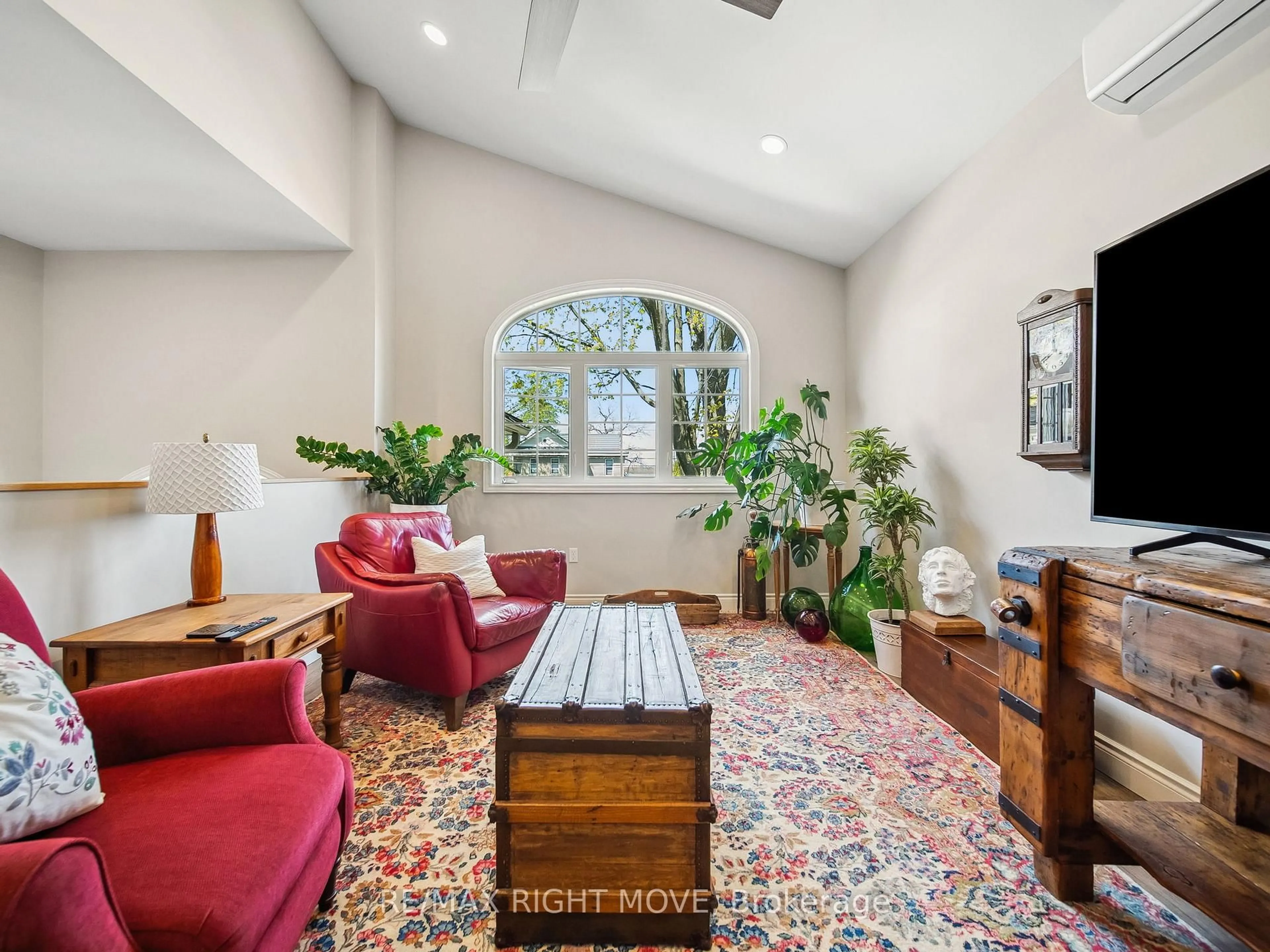 Living room with furniture, carpet floor for 112B Creighton St #1 & 2, Ramara Ontario L3V 1B3