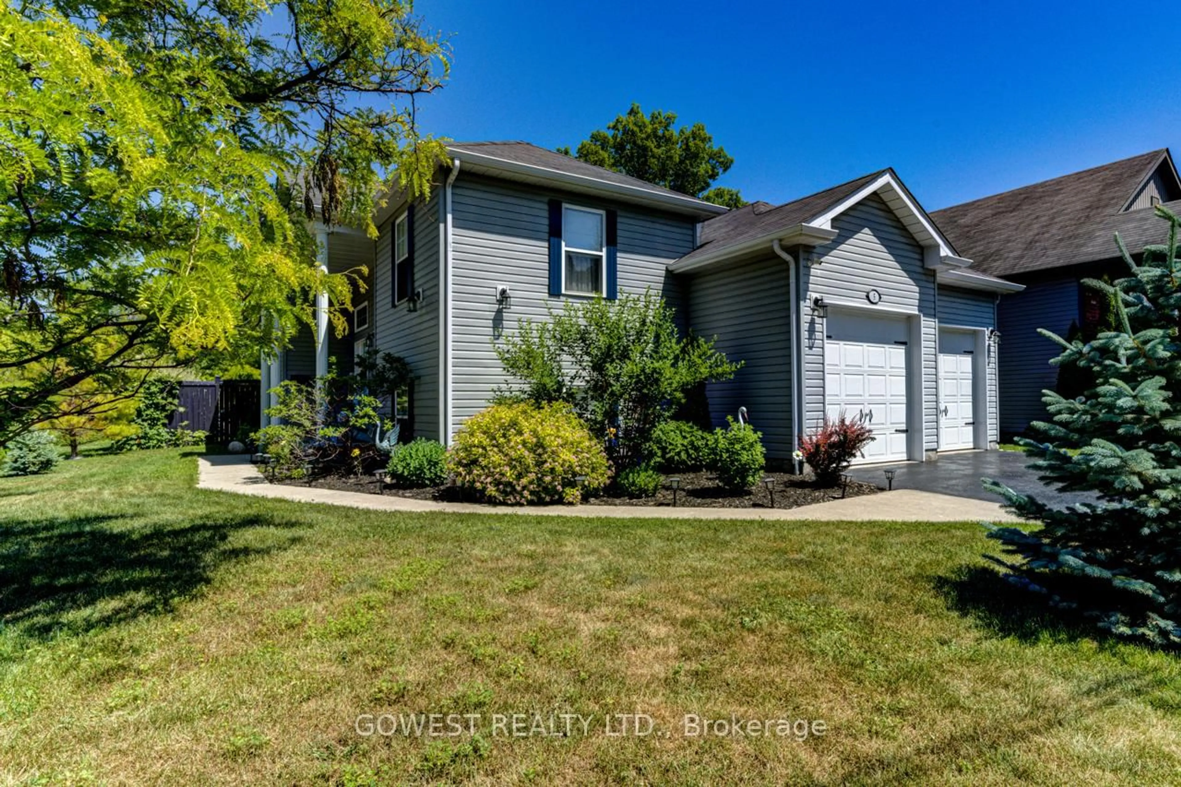 Home with vinyl exterior material, street for 5 55TH St, Wasaga Beach Ontario L9Z 1W9