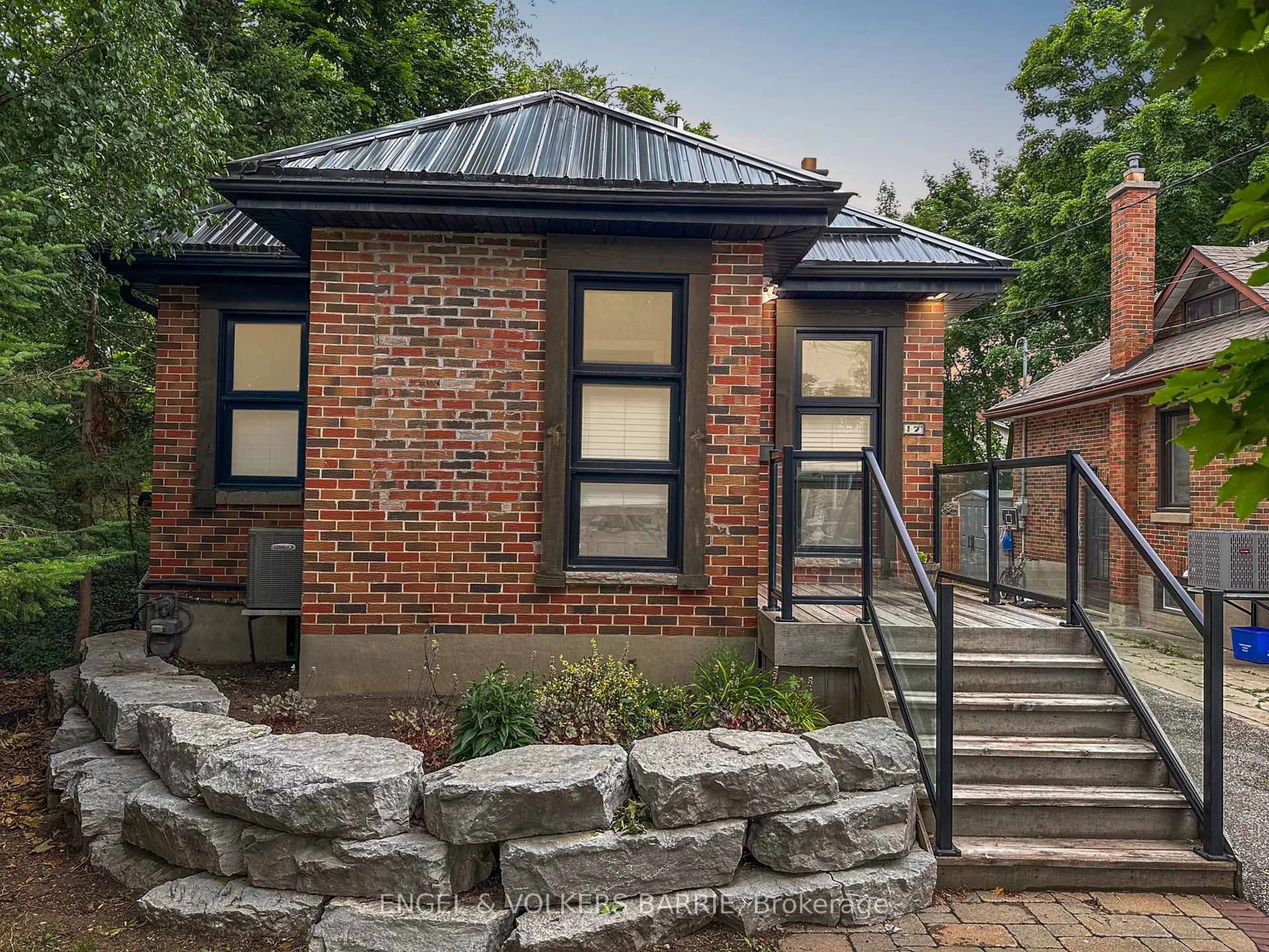 Home with brick exterior material, street for 17 Thomson St, Barrie Ontario L4N 1X4