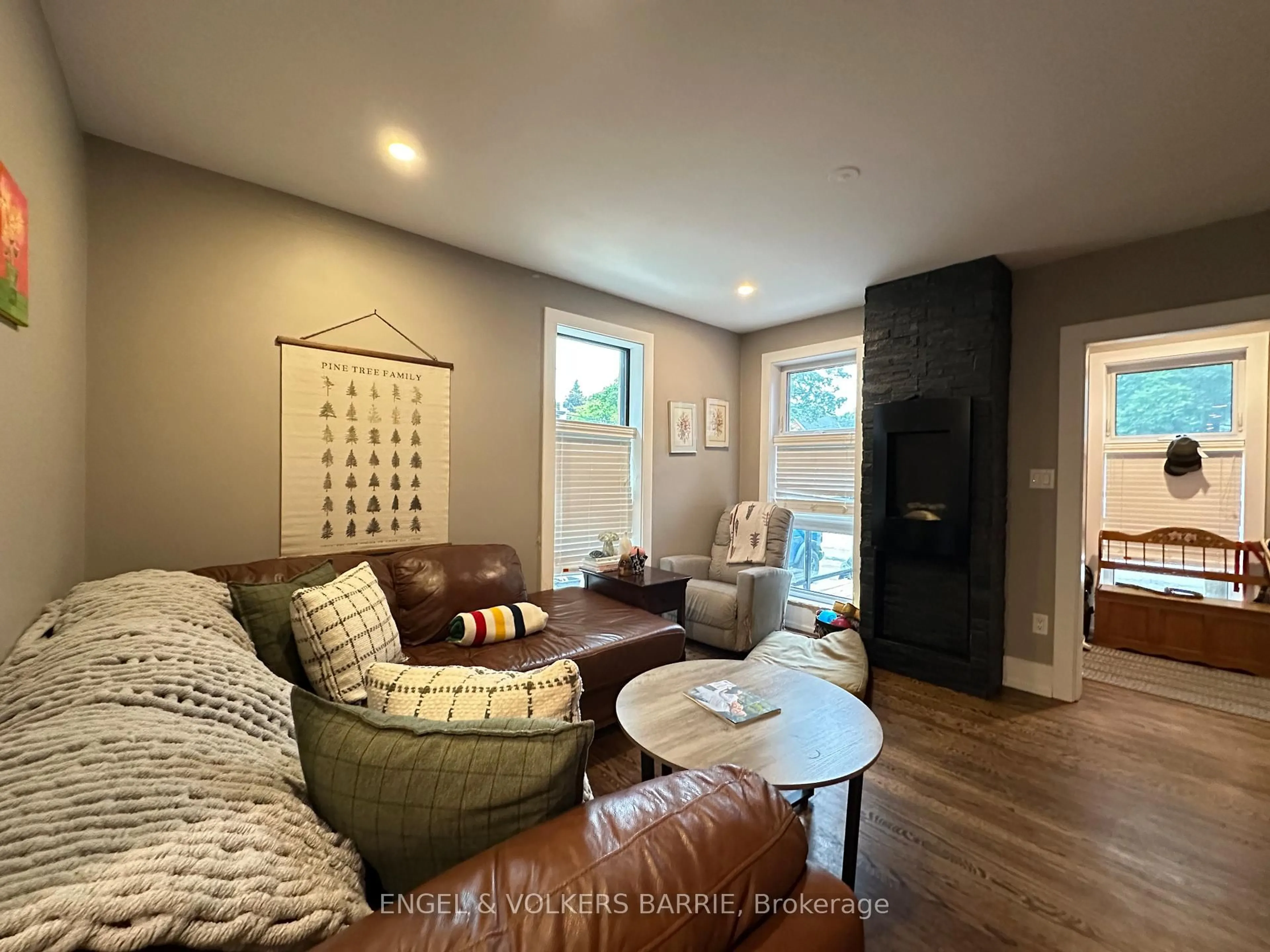 Living room with furniture, unknown for 17 Thomson St, Barrie Ontario L4N 1X4
