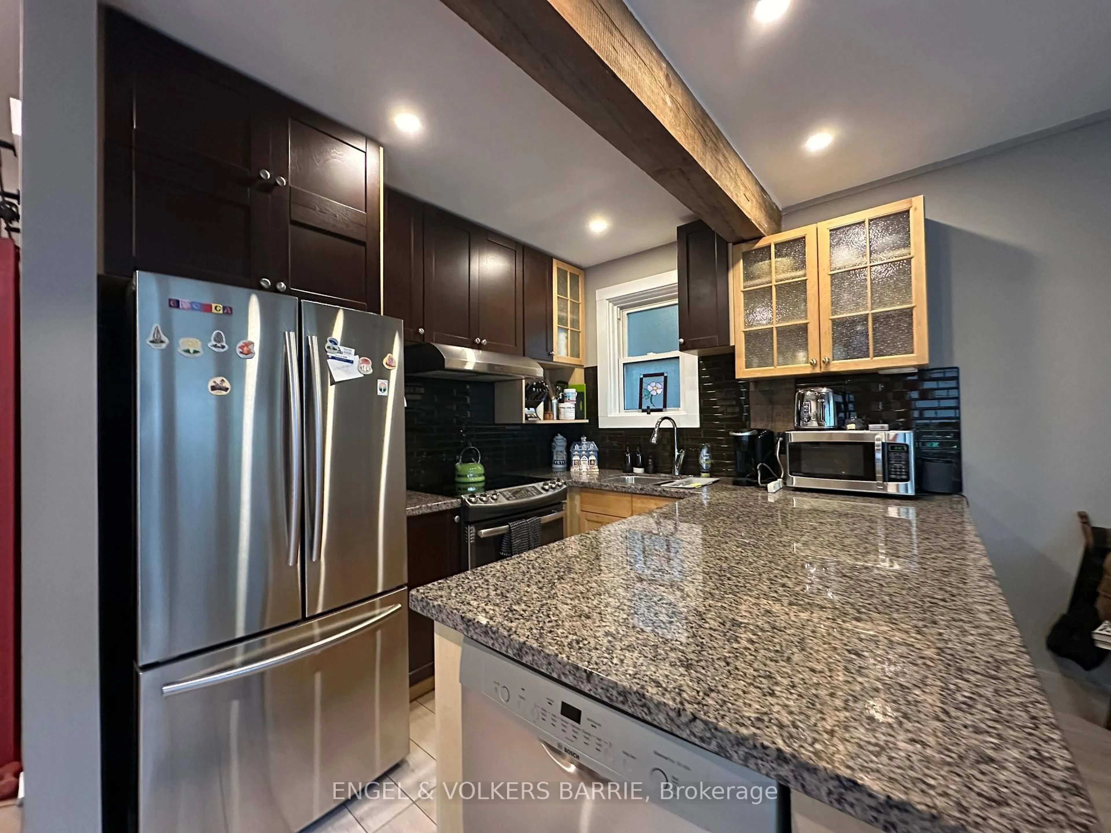 Contemporary kitchen, unknown for 17 Thomson St, Barrie Ontario L4N 1X4