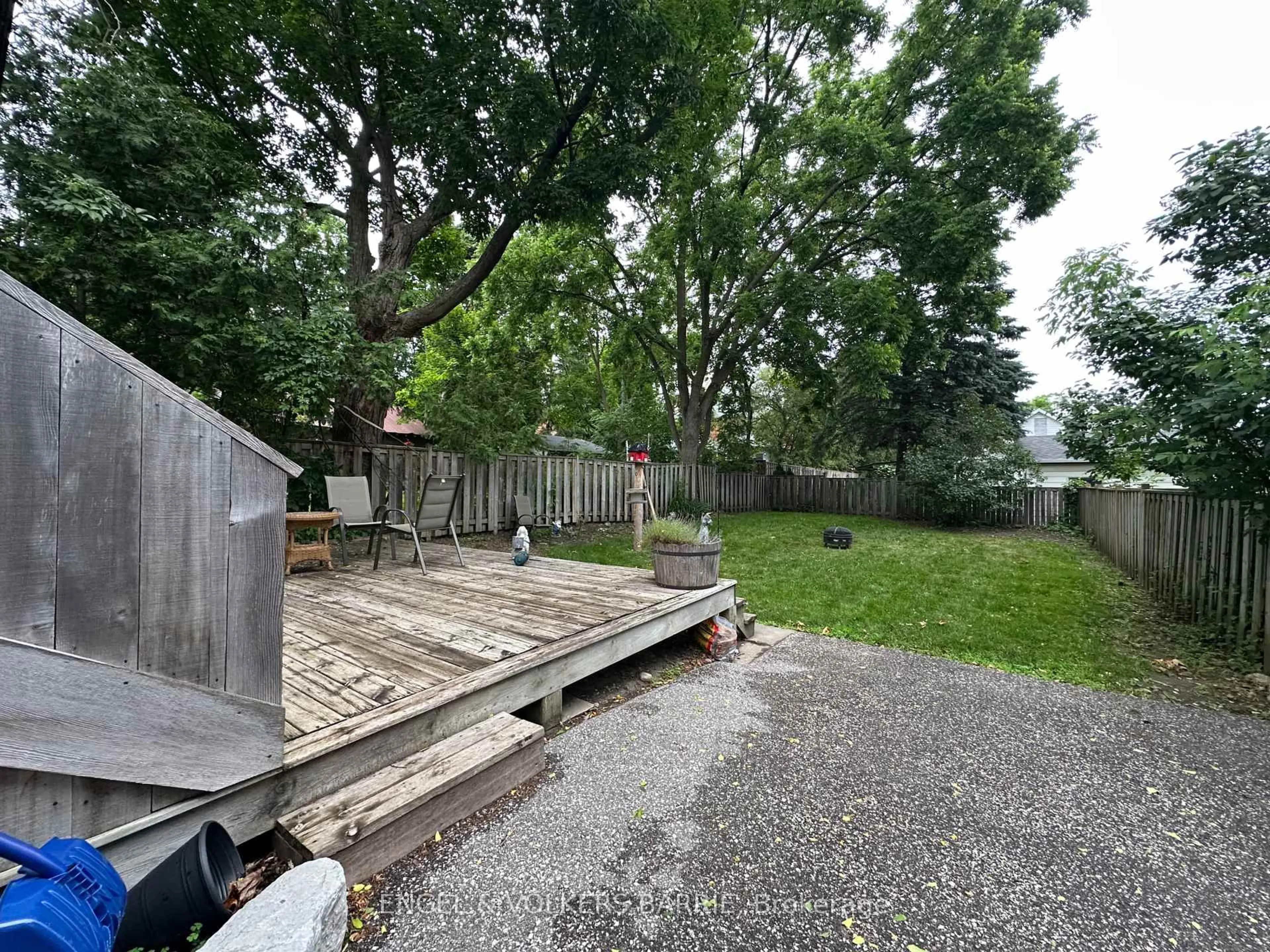 Unknown for 17 Thomson St, Barrie Ontario L4N 1X4