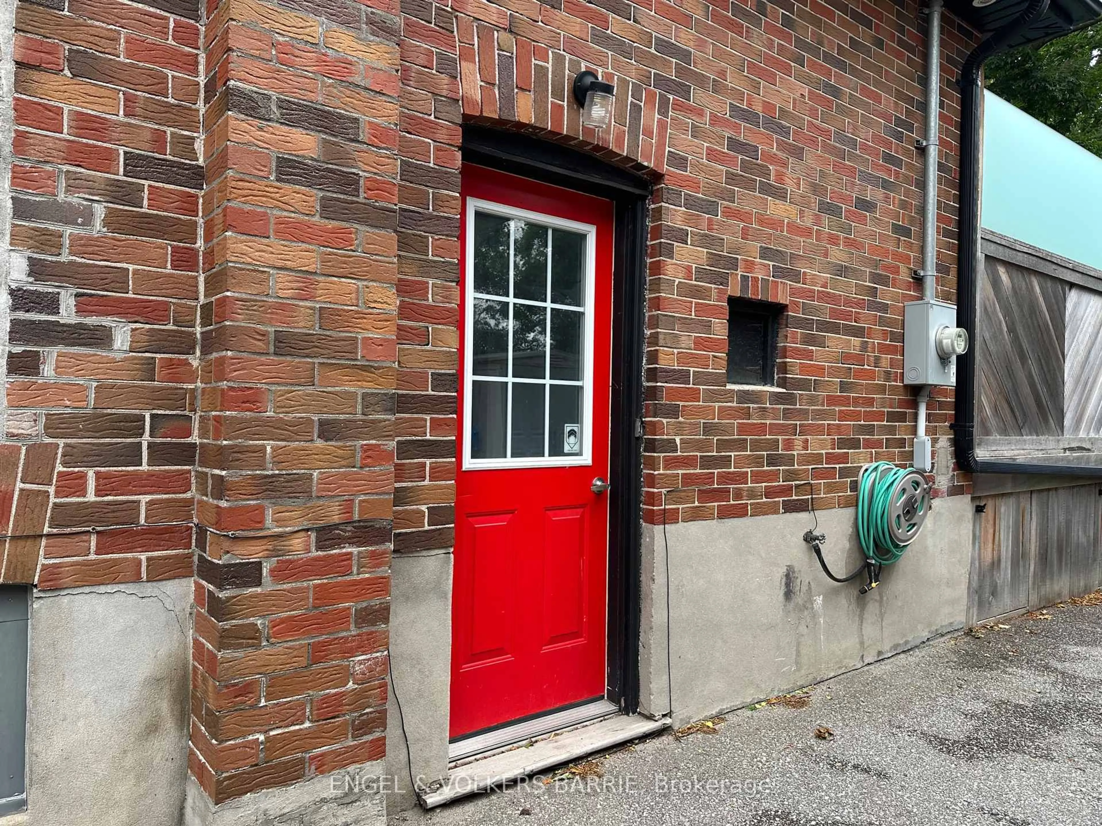 Unknown for 17 Thomson St, Barrie Ontario L4N 1X4