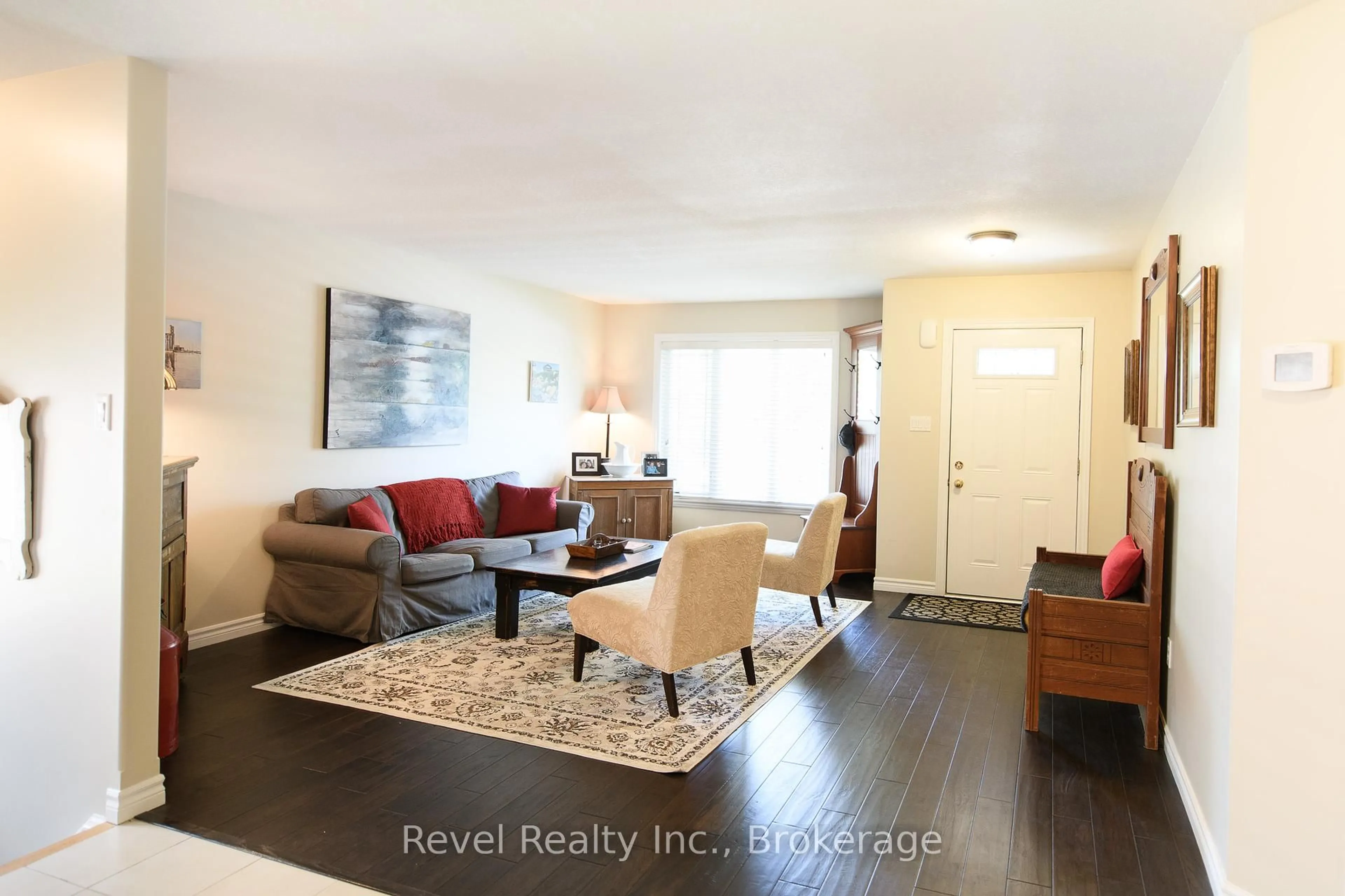 Living room with furniture, wood/laminate floor for 73 Chamberlain Cres, Collingwood Ontario L9Y 0C8