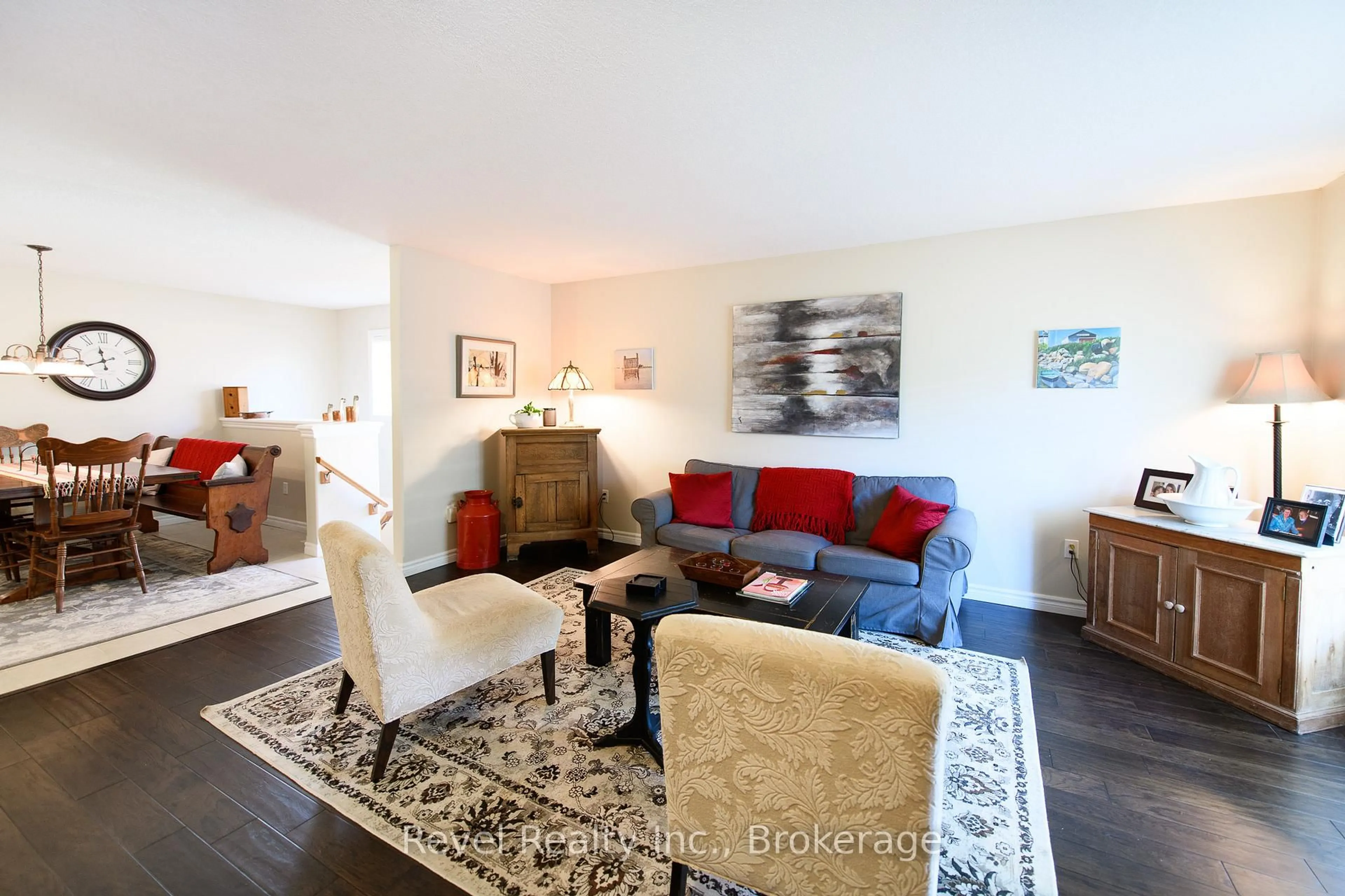Living room with furniture, wood/laminate floor for 73 Chamberlain Cres, Collingwood Ontario L9Y 0C8
