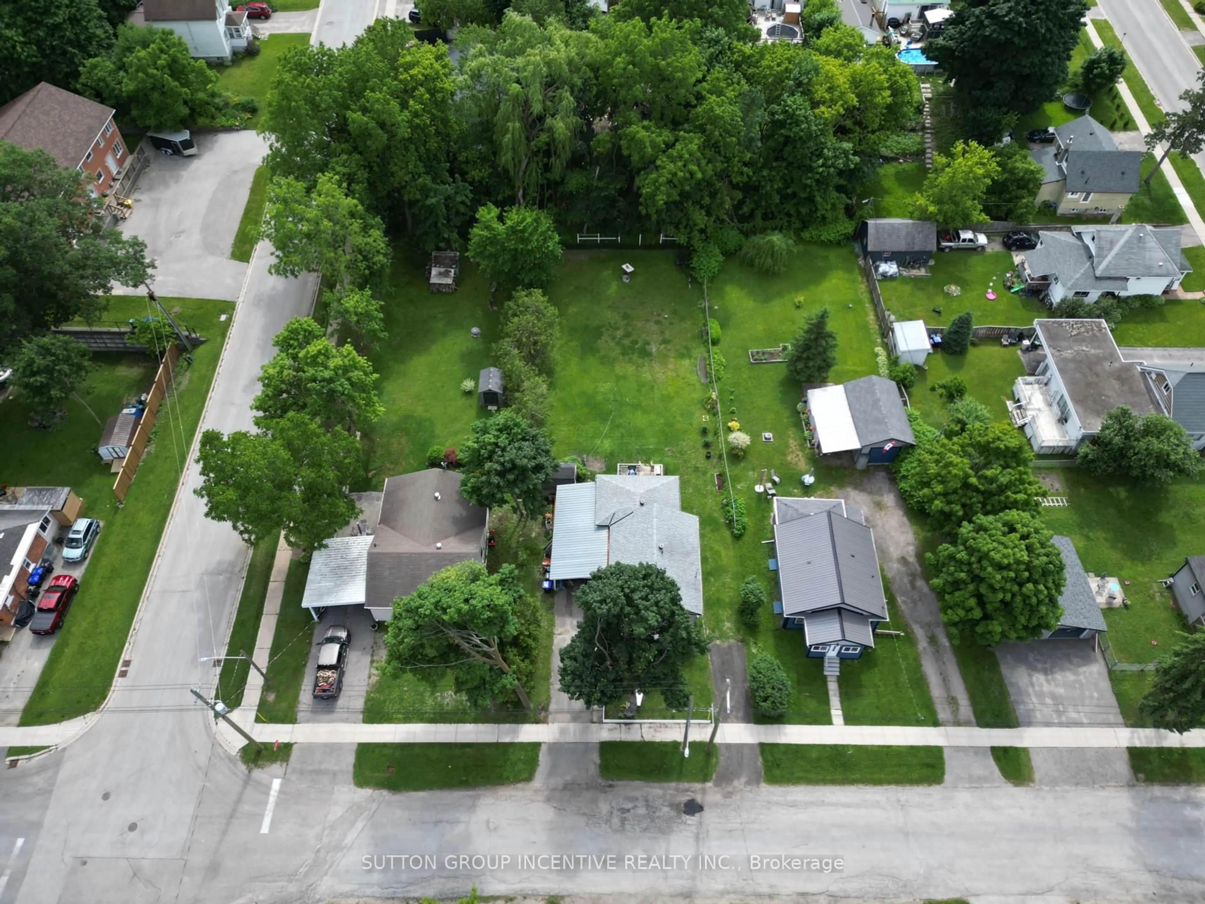 A pic from outside/outdoor area/front of a property/back of a property/a pic from drone, street for 234 George St, Midland Ontario L4R 2W6