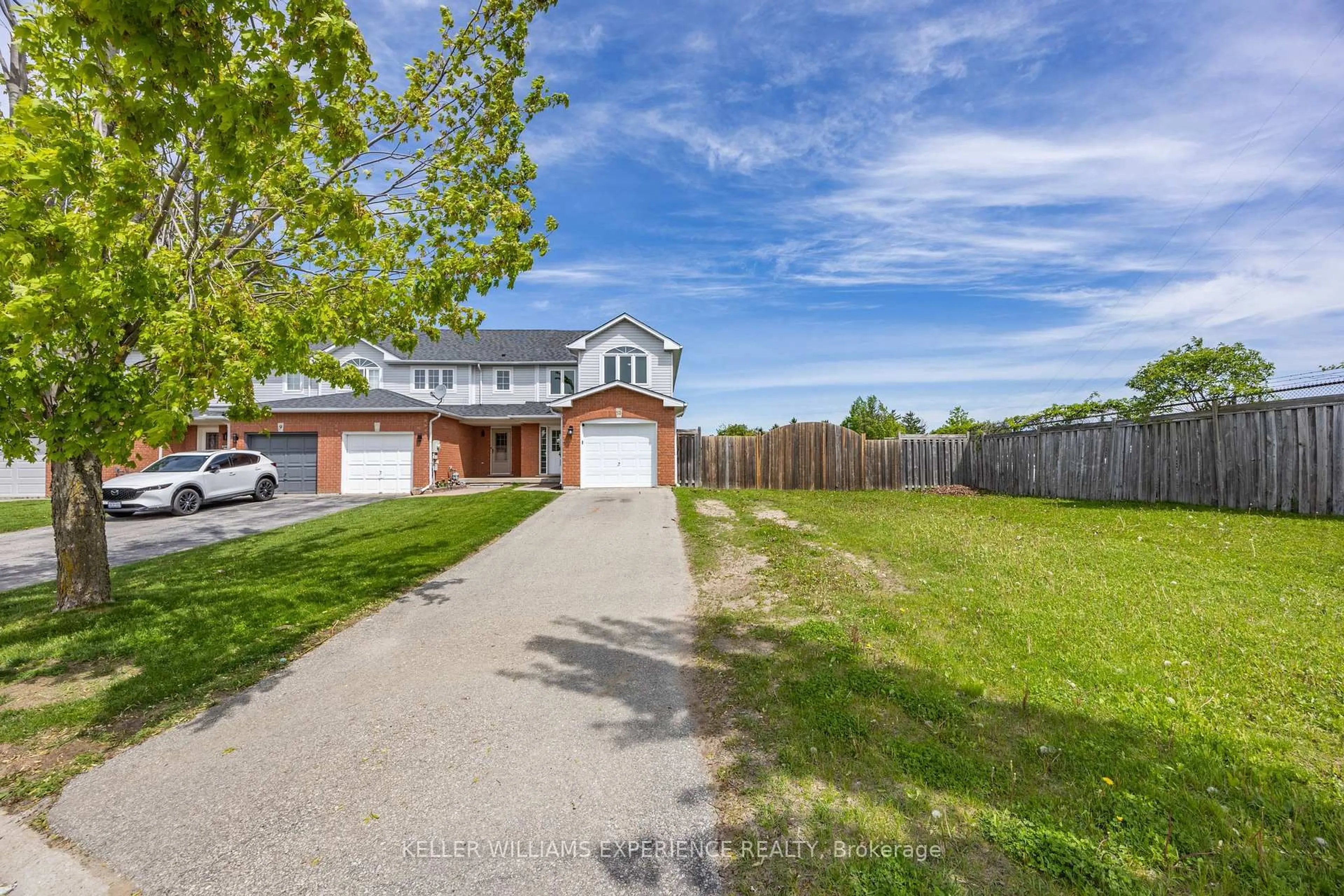 A pic from outside/outdoor area/front of a property/back of a property/a pic from drone, street for 13 Sunset Pl, Barrie Ontario L4N 0T7