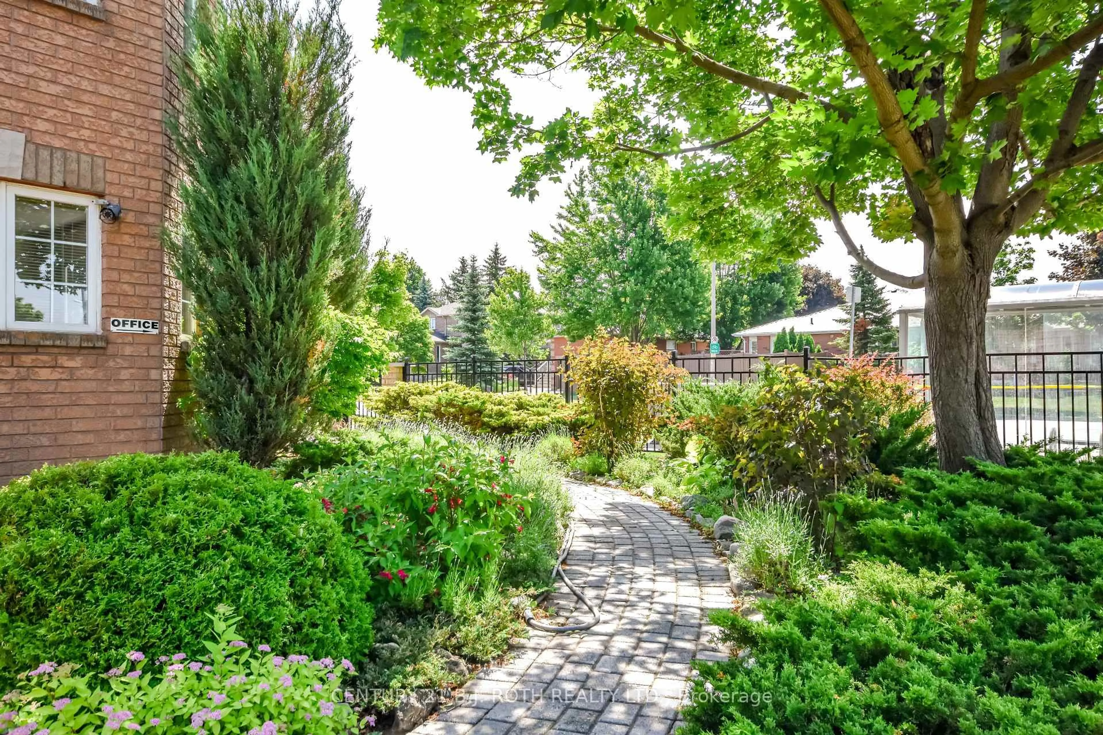 Patio, street for 127 Golden Meadow Rd, Barrie Ontario L4N 8K2