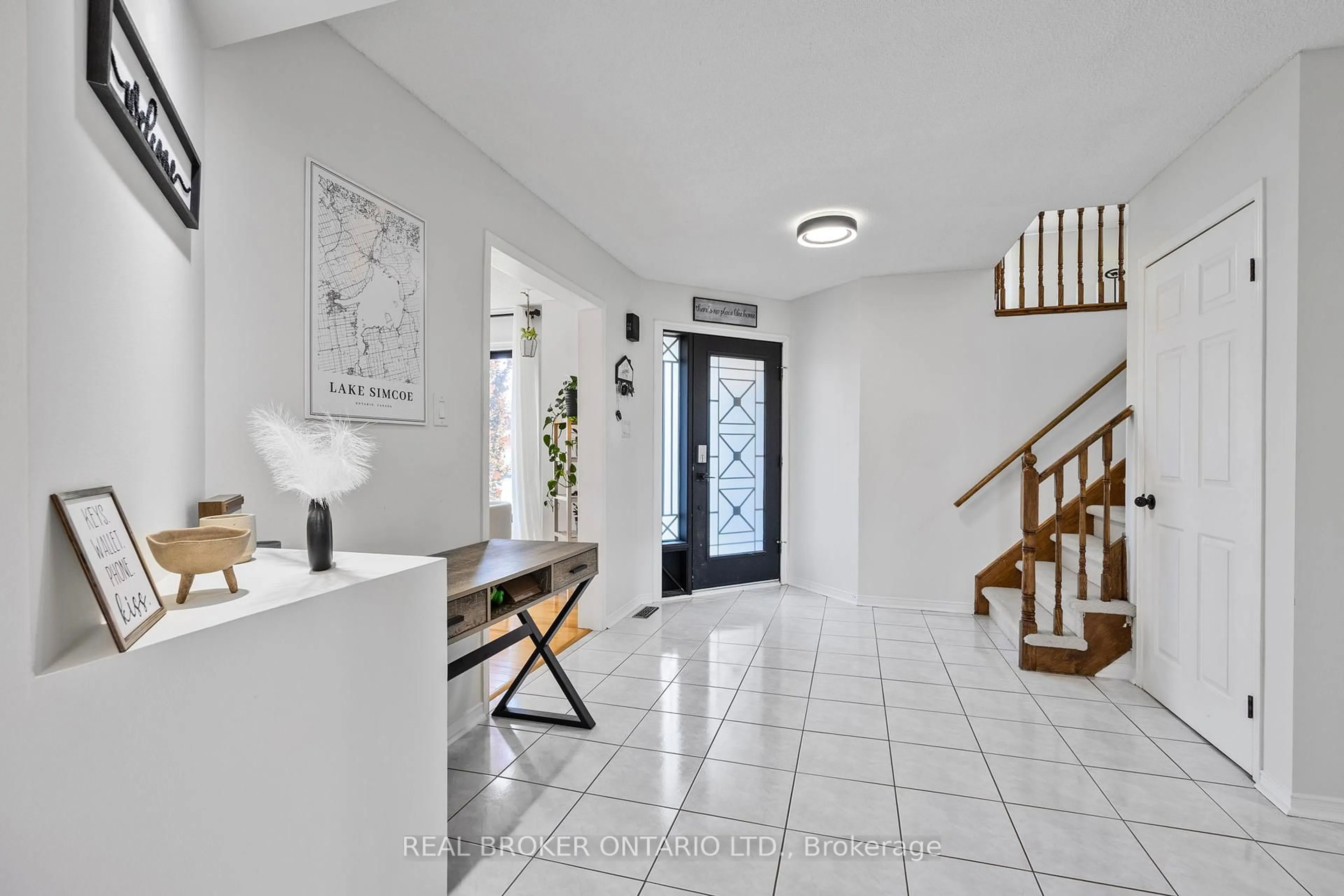 Indoor foyer for 32 BLACK WILLOW Dr, Barrie Ontario L4N 9M1