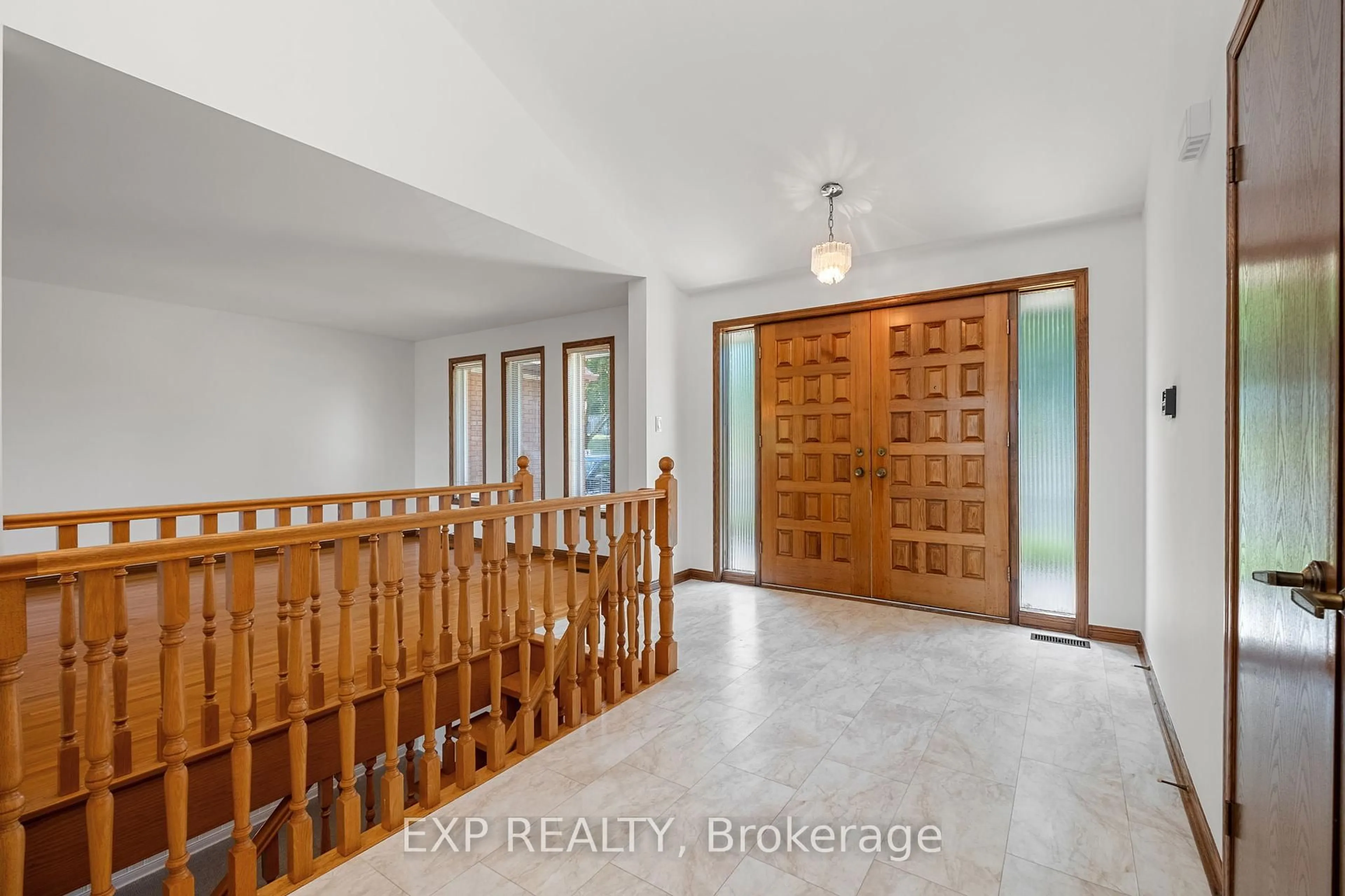 Indoor entryway for 409 Innisfil St, Barrie Ontario L4N 3G7