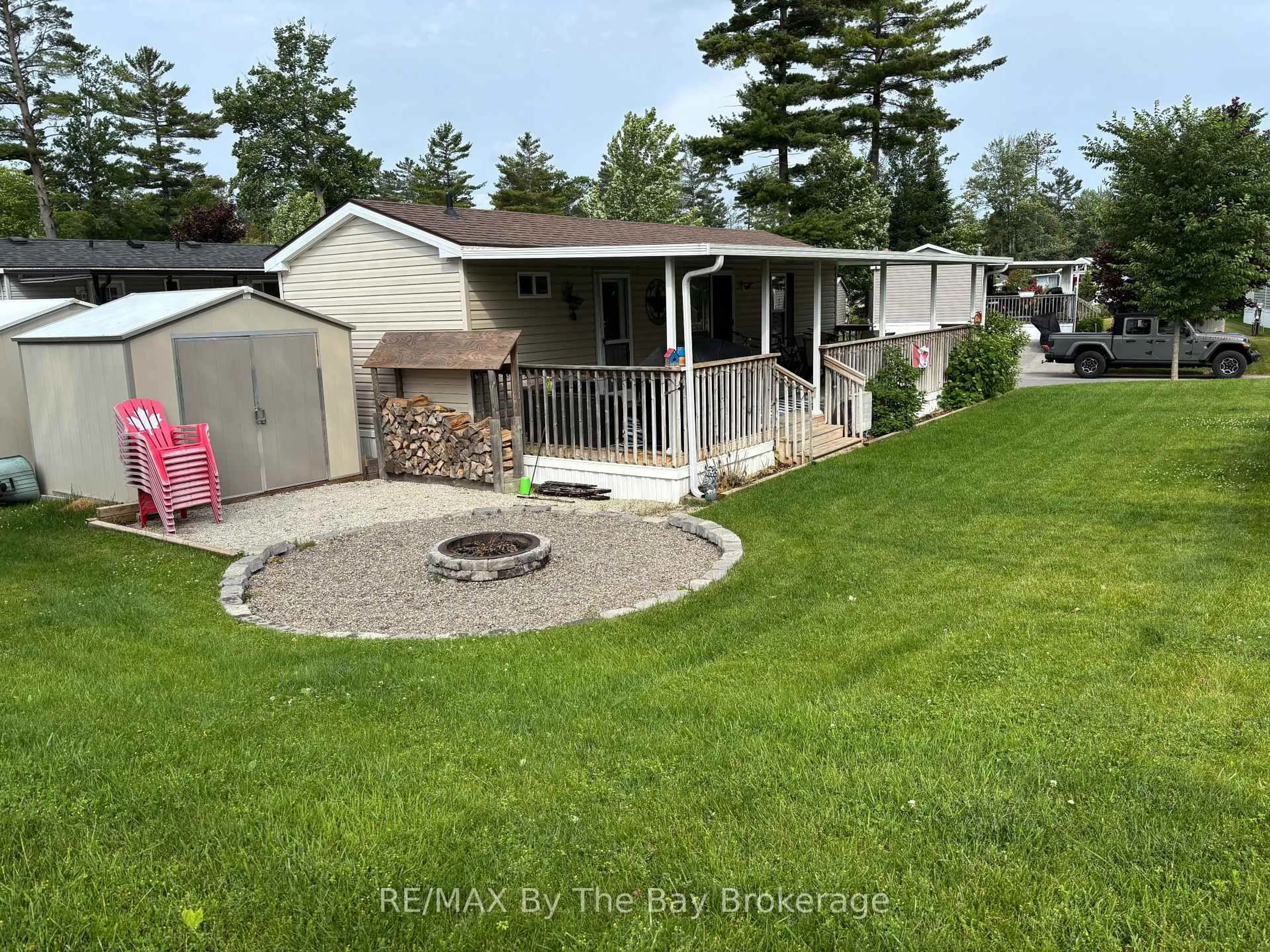 A pic from outside/outdoor area/front of a property/back of a property/a pic from drone, unknown for 17 CHIPPEWA Tr, Wasaga Beach Ontario L9Z 1X7