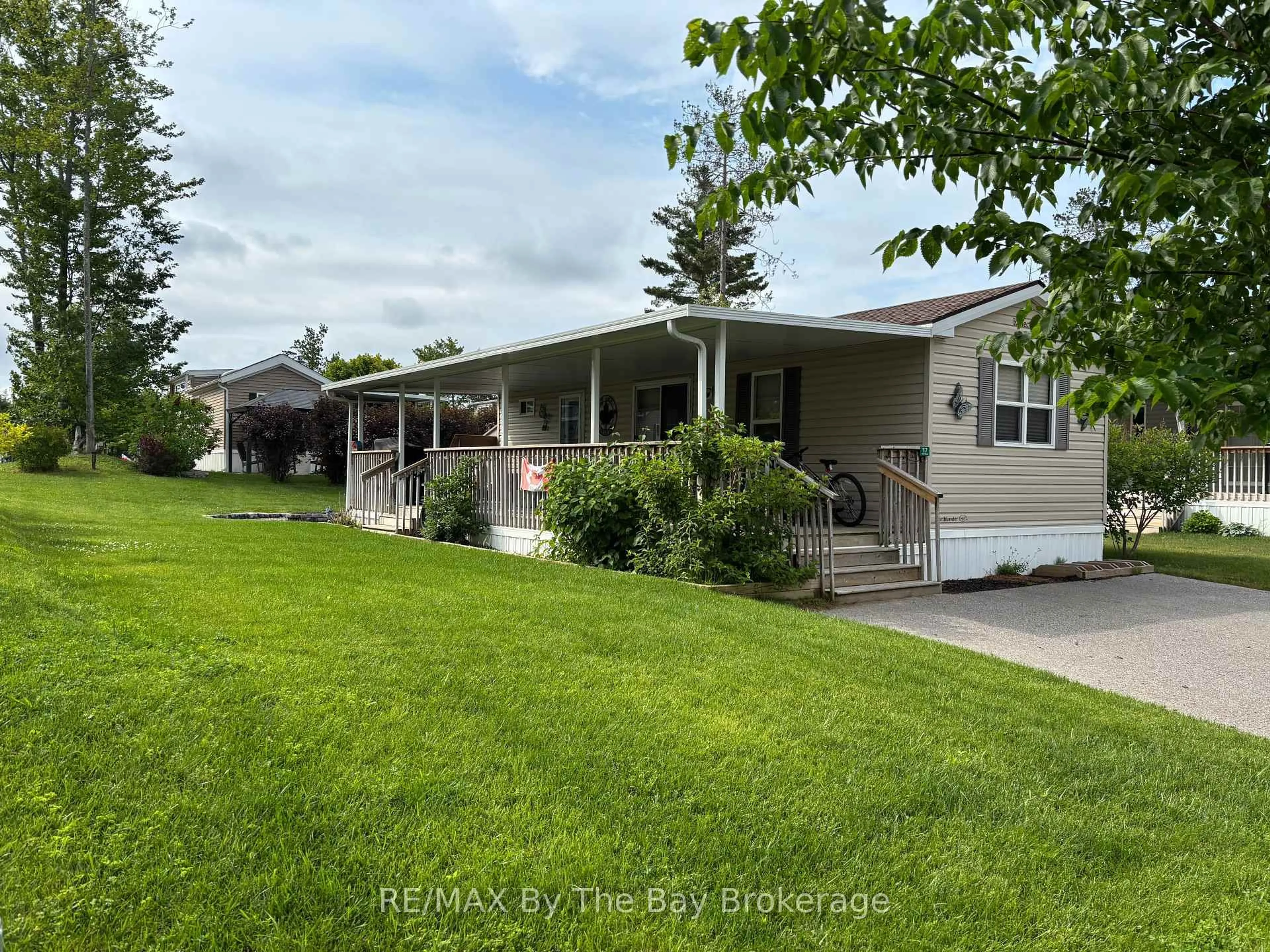 Home with vinyl exterior material, unknown for 17 CHIPPEWA Tr, Wasaga Beach Ontario L9Z 1X7