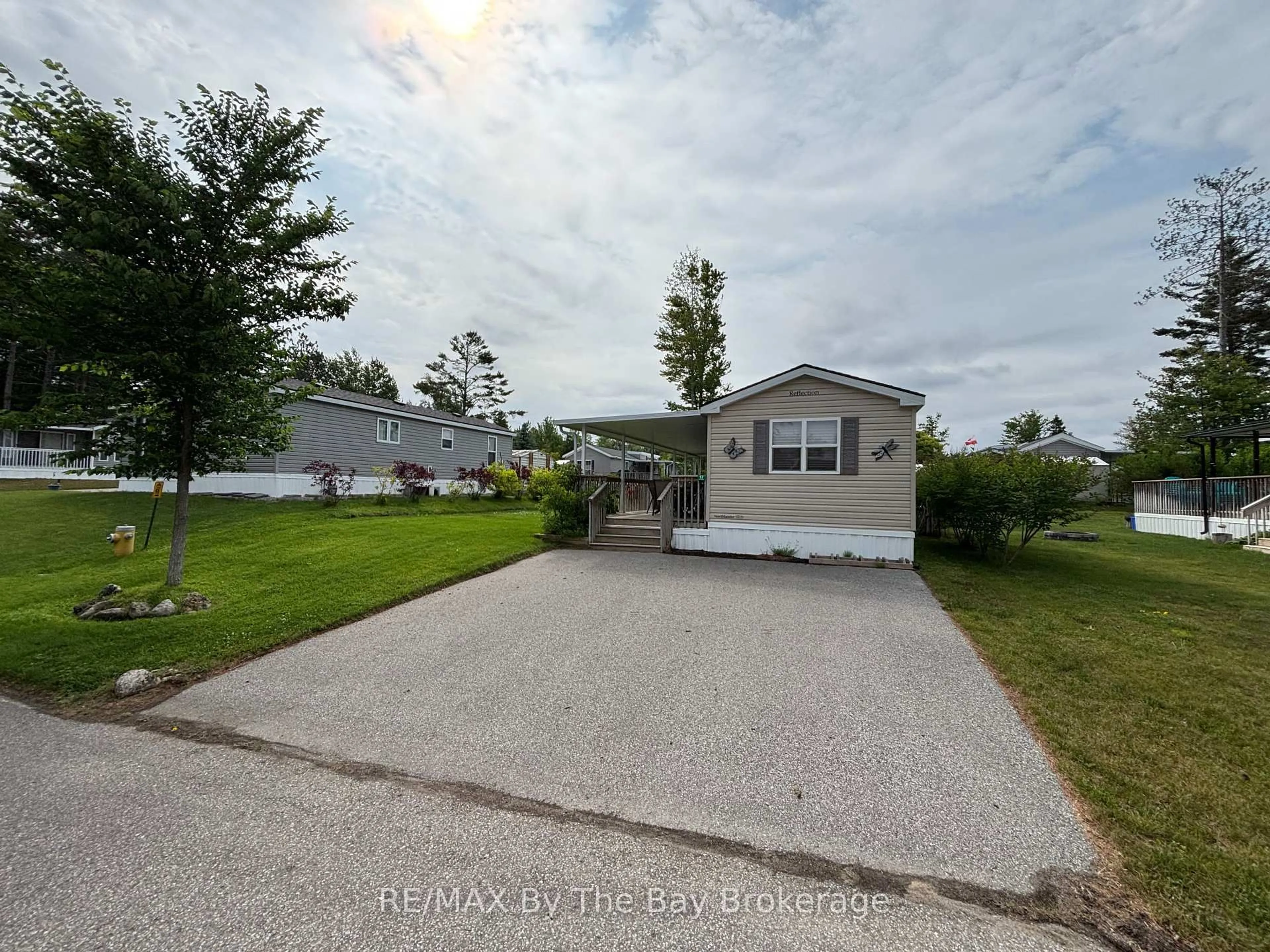 A pic from outside/outdoor area/front of a property/back of a property/a pic from drone, water/lake/river/ocean view for 17 CHIPPEWA Tr, Wasaga Beach Ontario L9Z 1X7