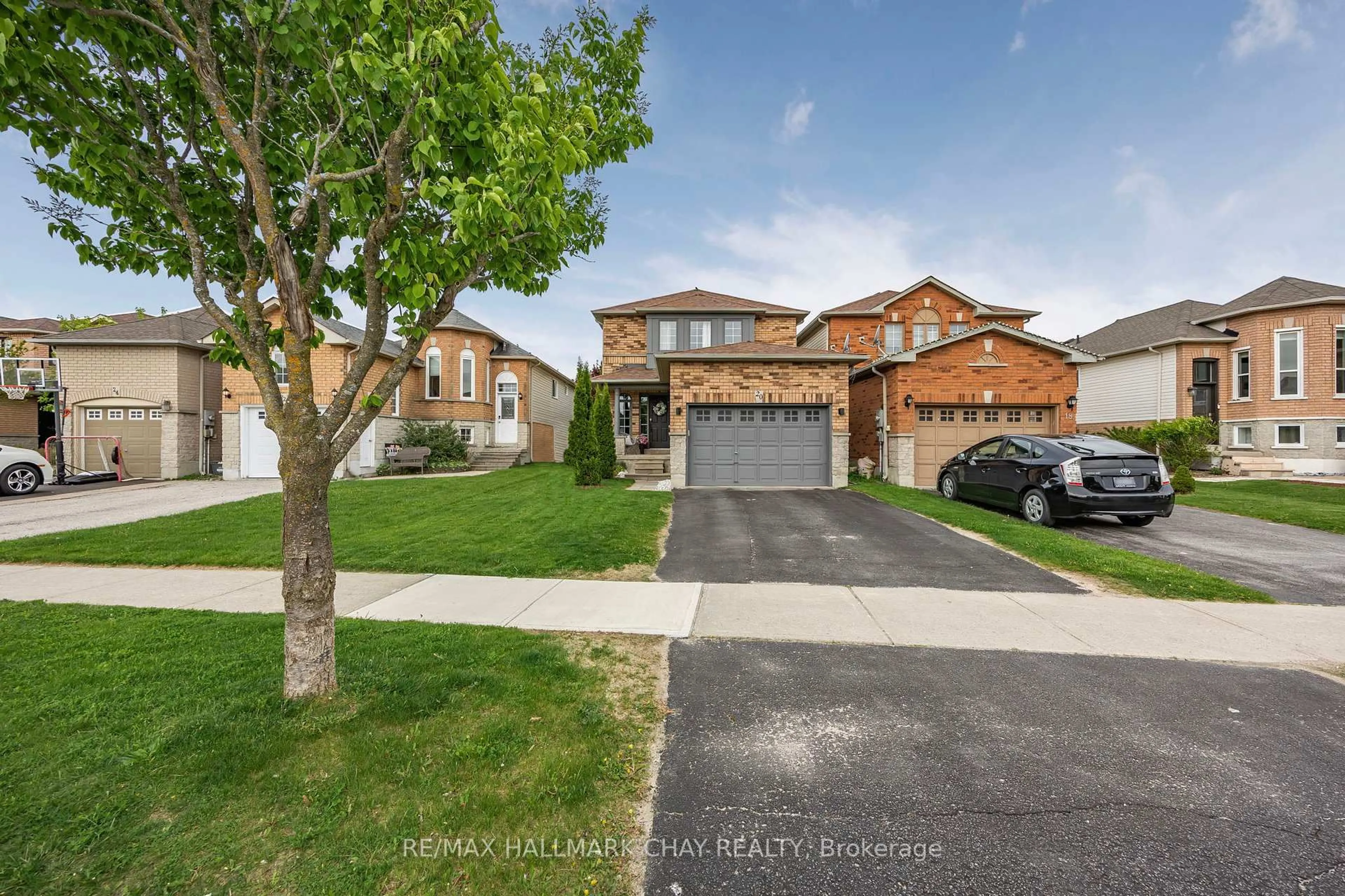 A pic from outside/outdoor area/front of a property/back of a property/a pic from drone, street for 20 BASSWOOD Dr, Barrie Ontario L4N 9P1